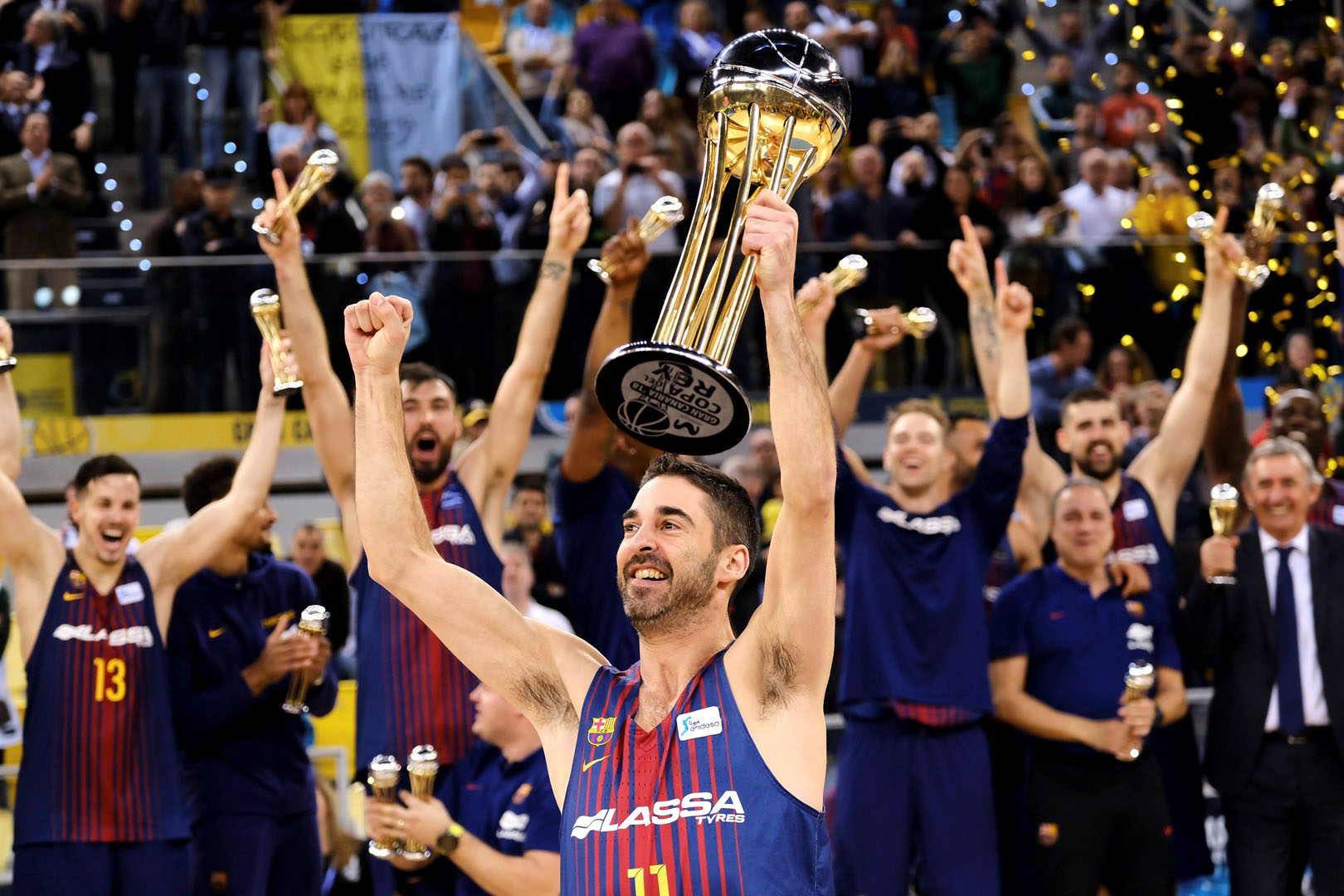 El capitán del Barcelona Lassa, Juan Carlos Navarro, alza el trofeo de campeón de la Copa del Rey después de superar en la final a un Real Madrid que venía de ganar las cuatro últimas ediciones.