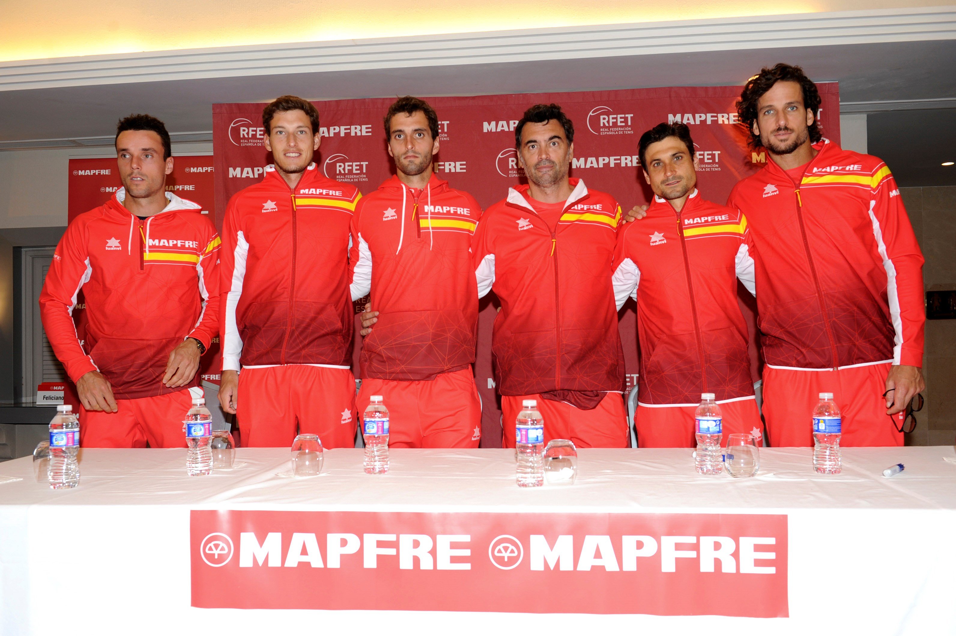 Los componentes del equipo español, con el capitán Sergi Bruguera (3d), antes de medirse a Reino Unido.