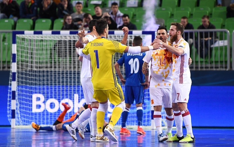 Los jugadores de España celebran el gol de Pola.