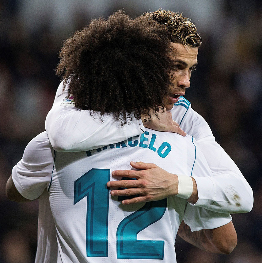 Cristiano abraza a Marcelo tras marcar un gol a la Real Sociedad.