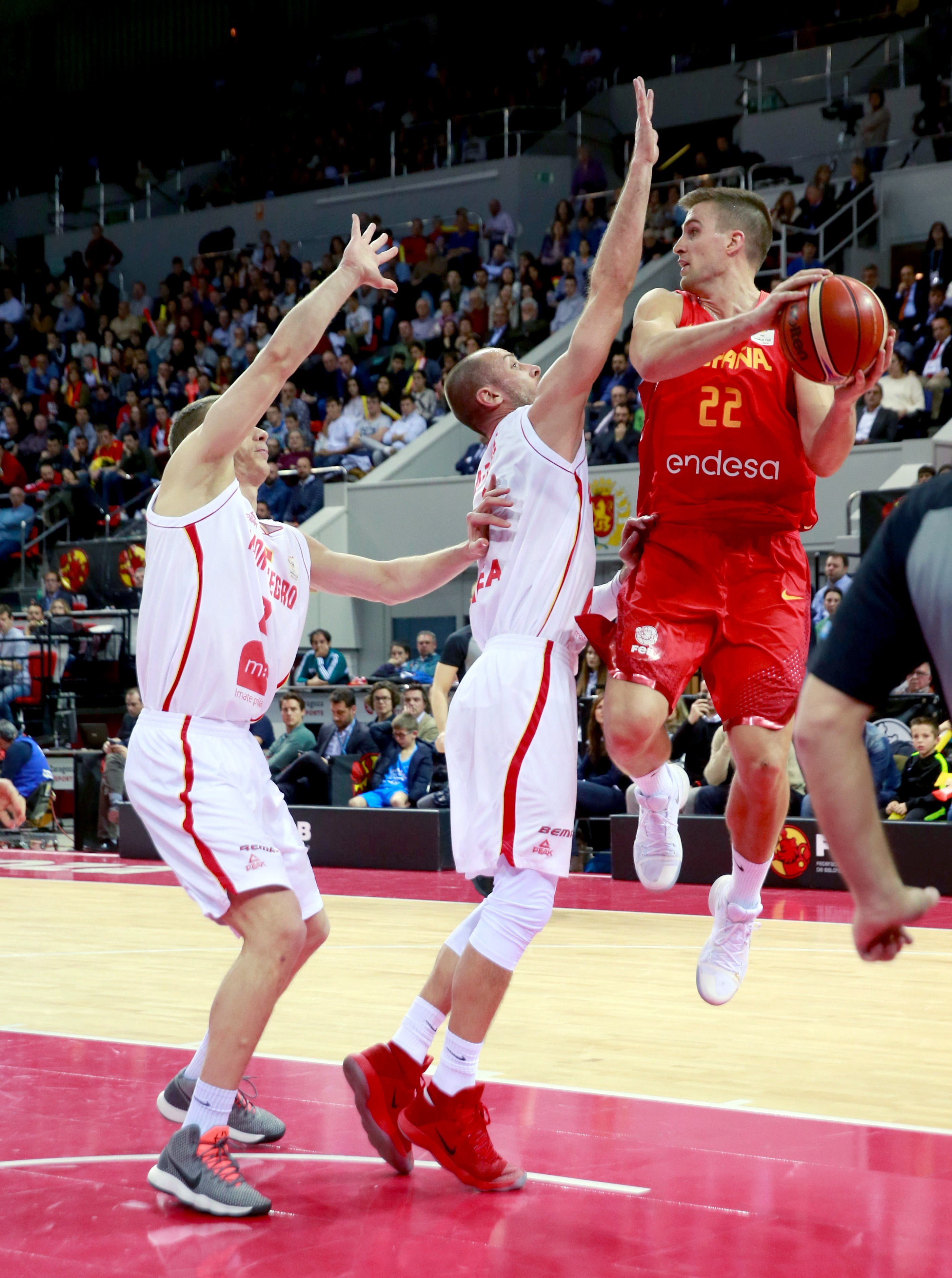 El jugador de la Selección Xavi Rabasesa intenta zafarse de sus rivales. / EFE