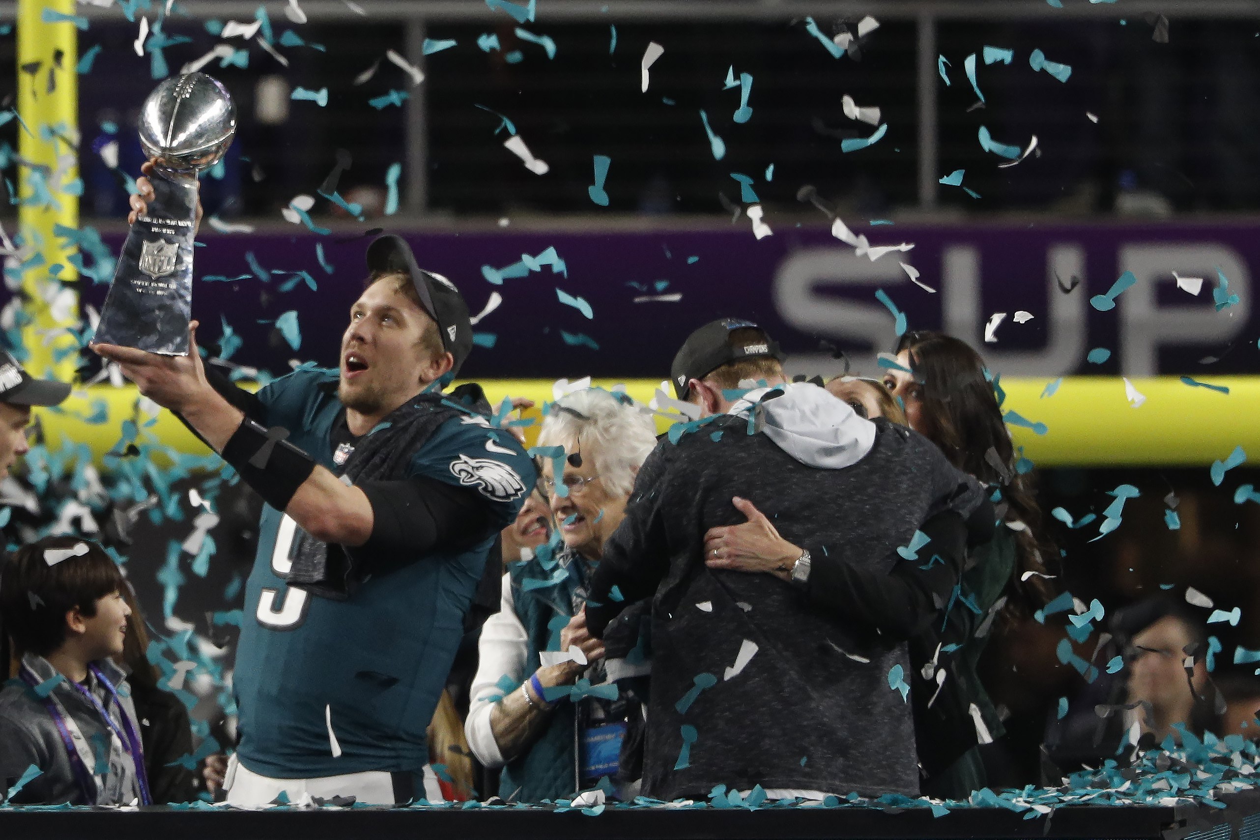 El ‘quarterback’ de los Filadelfia Eagles, Nick Foles, levanta el trofeo Vince Lombardi como ganadores de la LII Super Bowl.