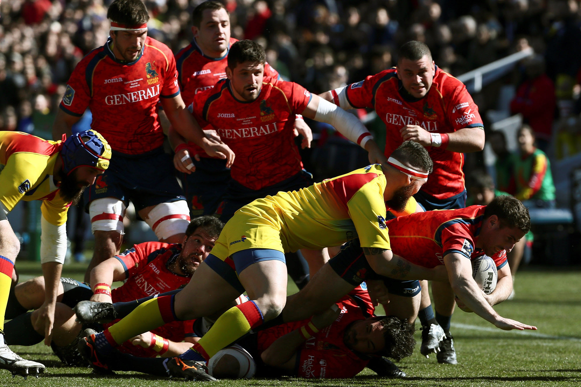 España derrotó a Rumanía, hasta entonces líder del grupo, y ahora se jugará un billete al Mundial de Japón en los partidos ante Alemania y Bélgica.