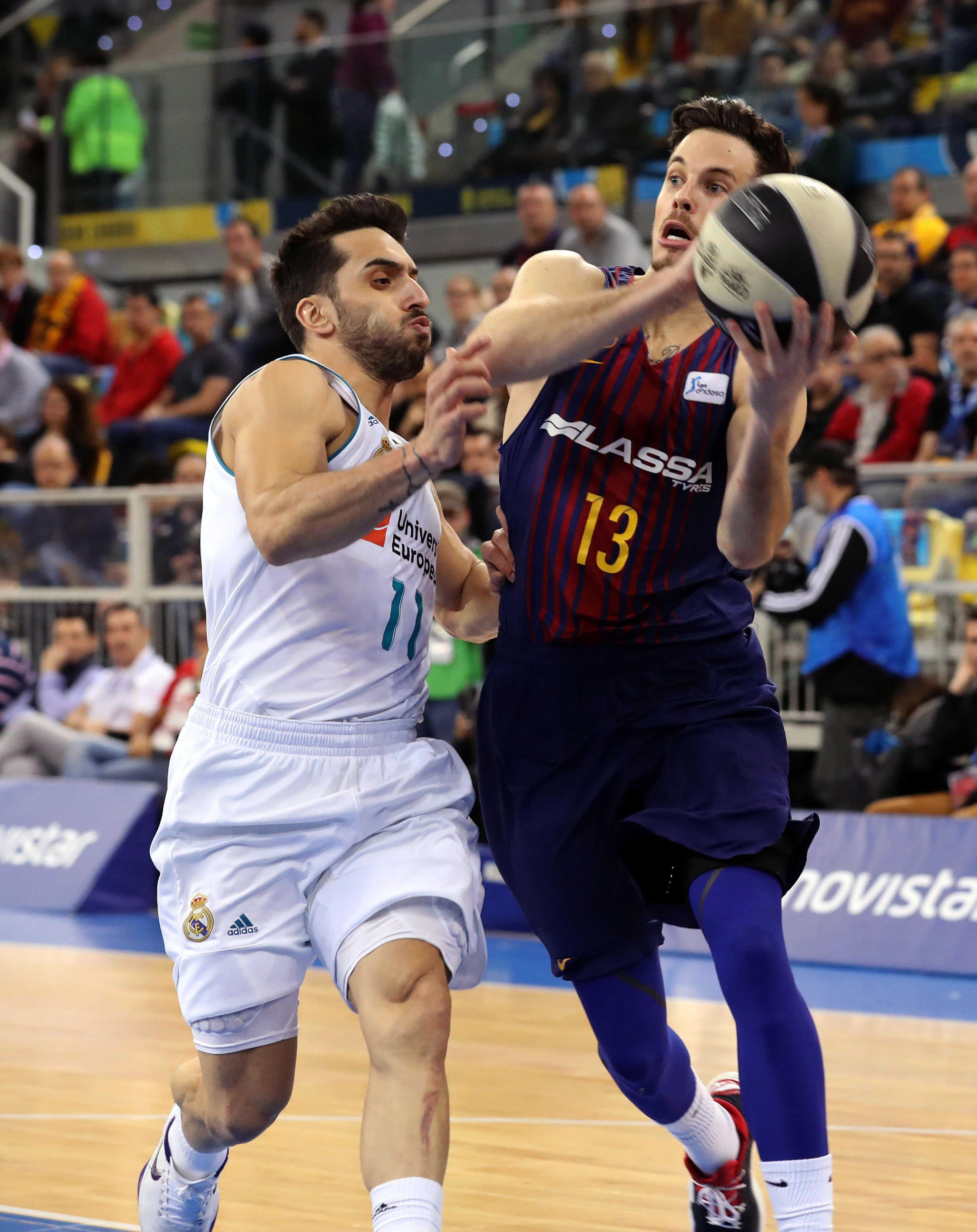Heurtel, MVP de la pasada Copa, intenta superar la presión de Campazzo.
