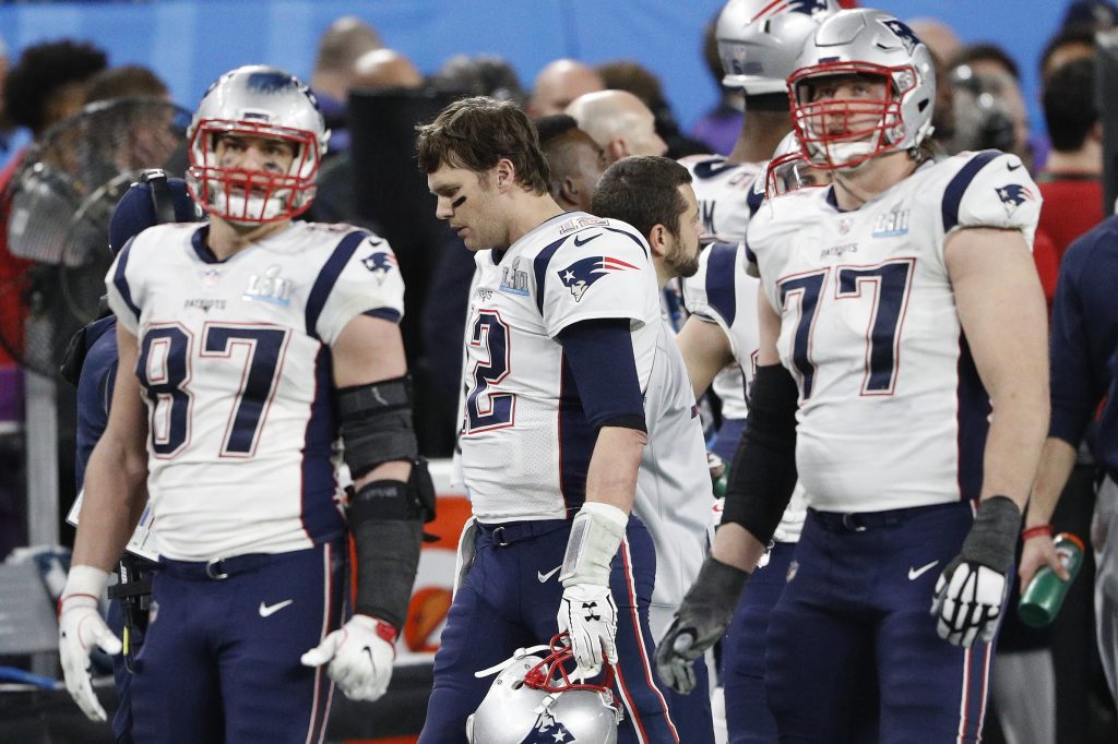 Los Eagles pueden con los Patriots de Brady (41-33) 2 Tom Brady se retira cabizbajo al banquillo de los Patriots después de fallar en la última opción para remontar.