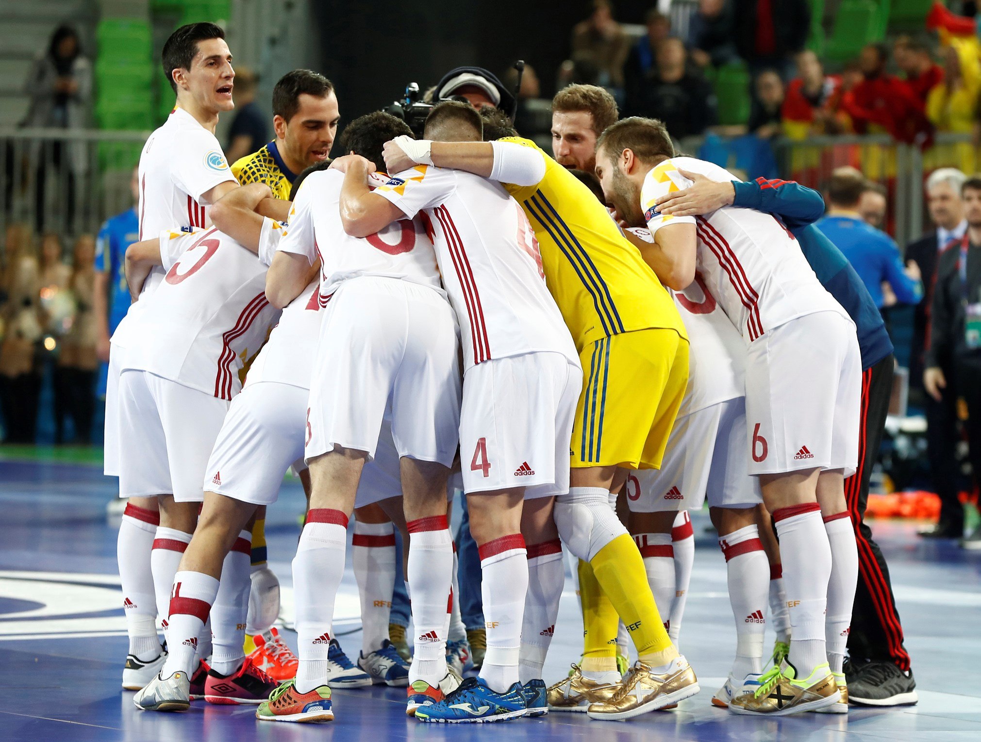 Los jugadores de la selección española de fútbol sala celebran el pase a la semifinal del Campeonato de Europa.