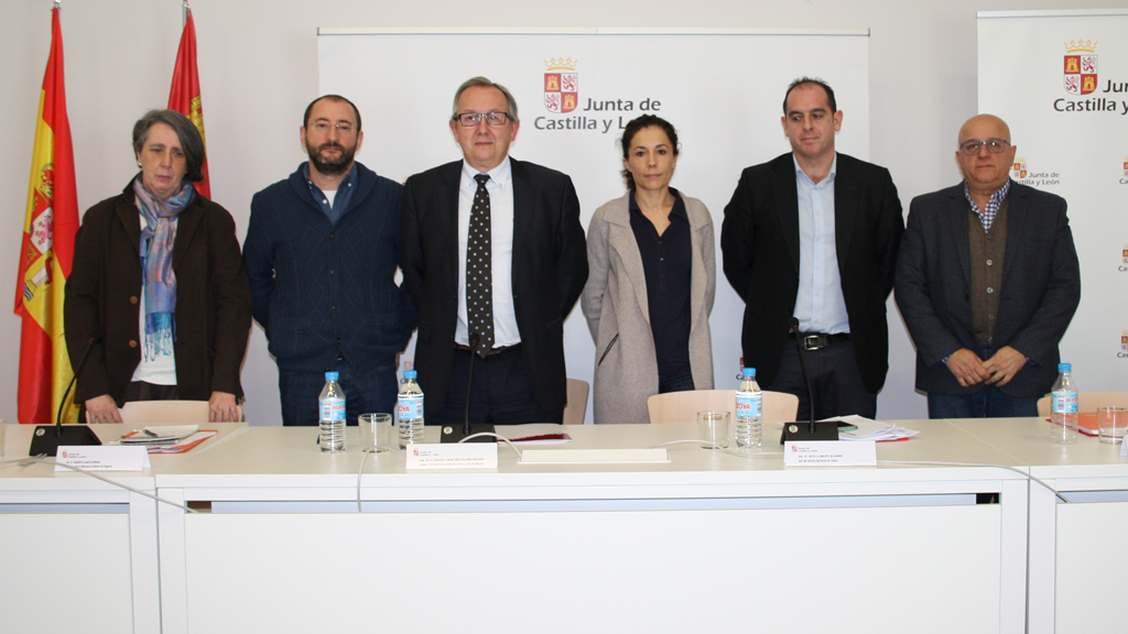 Javier López-Escobar, en el centro, junto a los responsables de los centros dependientes de Cultura. / el adelantado