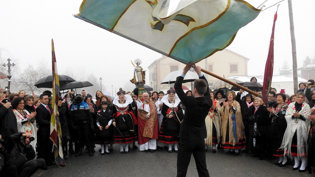 La jura de las banderas es uno de los actos más emocionantes de la fiesta, cuando los abanderados lo hacen en honor de sus madres y esposas. / guillermo herrero