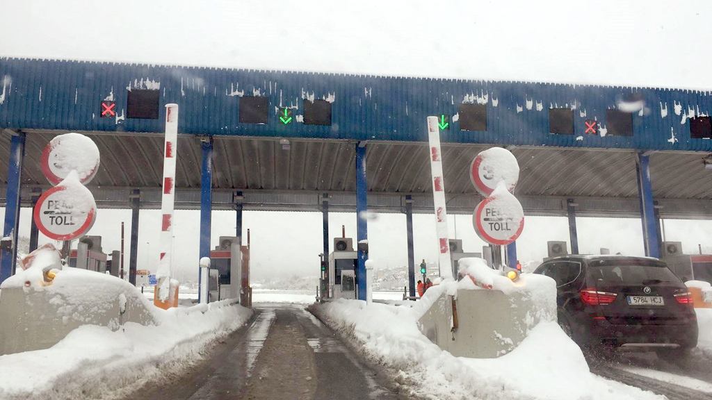 Peaje en la AP-6, durante la nevada. / EFE