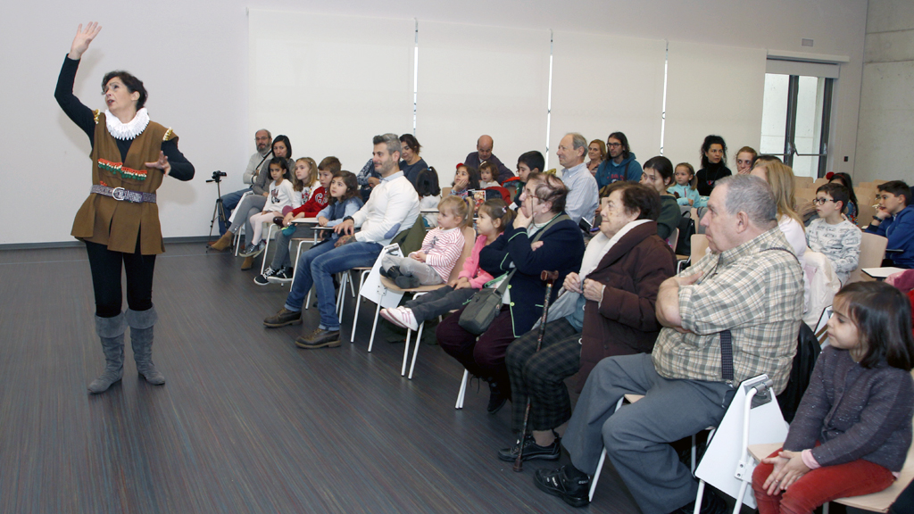 Niños y mayores asisten a una sesión de cuentacuentos en la Biblioteca Pública de Segovia. / NEREA LLORENTE