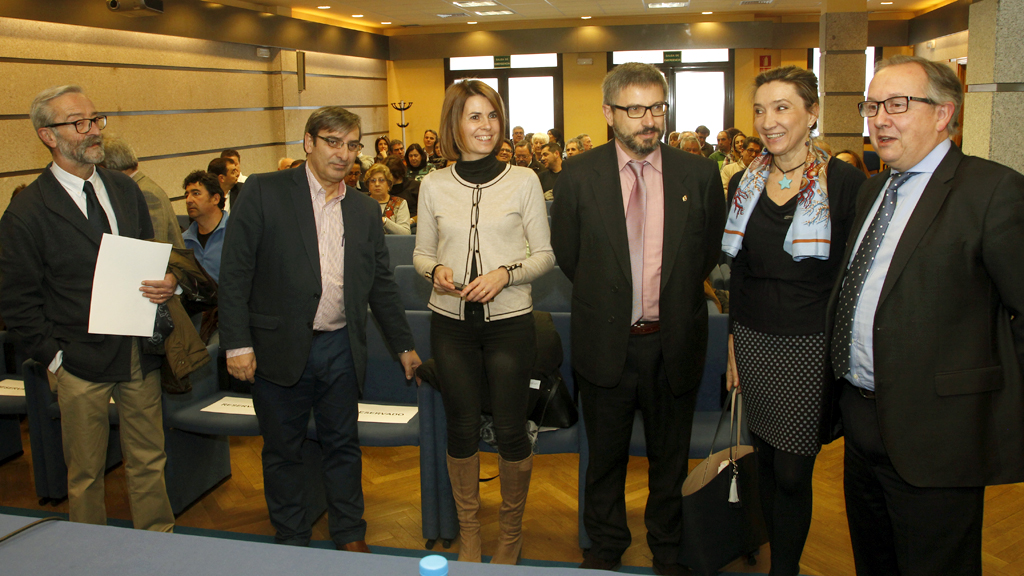 Responsables de la Junta y Diputación de Segovia, con los alcaldes asistentes a la jornada, antes de comenzar la sesión. / nerea llorente