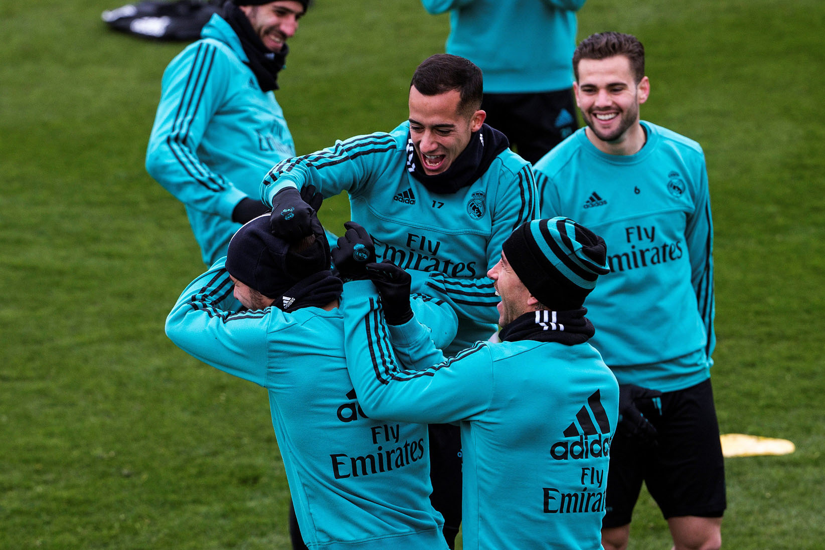 Lucas Vázquez, que esta noche podría tener su oportunidad desde el inicio ante la Real Sociedad, bromea en el entrenamiento de ayer del Real Madrid.