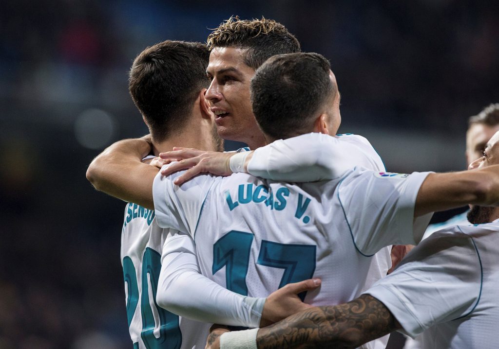 El delantero portugués abraza a Lucas Vázquez (autor del primer gol) y a Marco Asensio.
