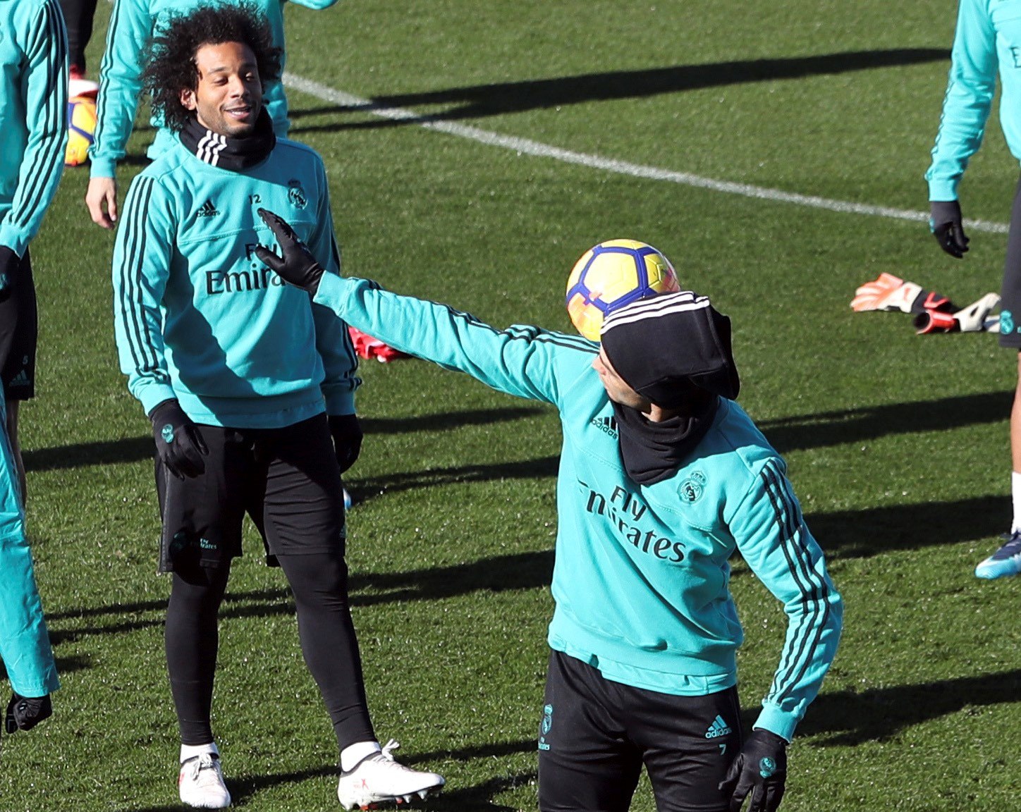 Los jugadores del Real Madrid Cristiano Ronaldo y Marcelo realizan varios ejercicios durante el entrenamiento.