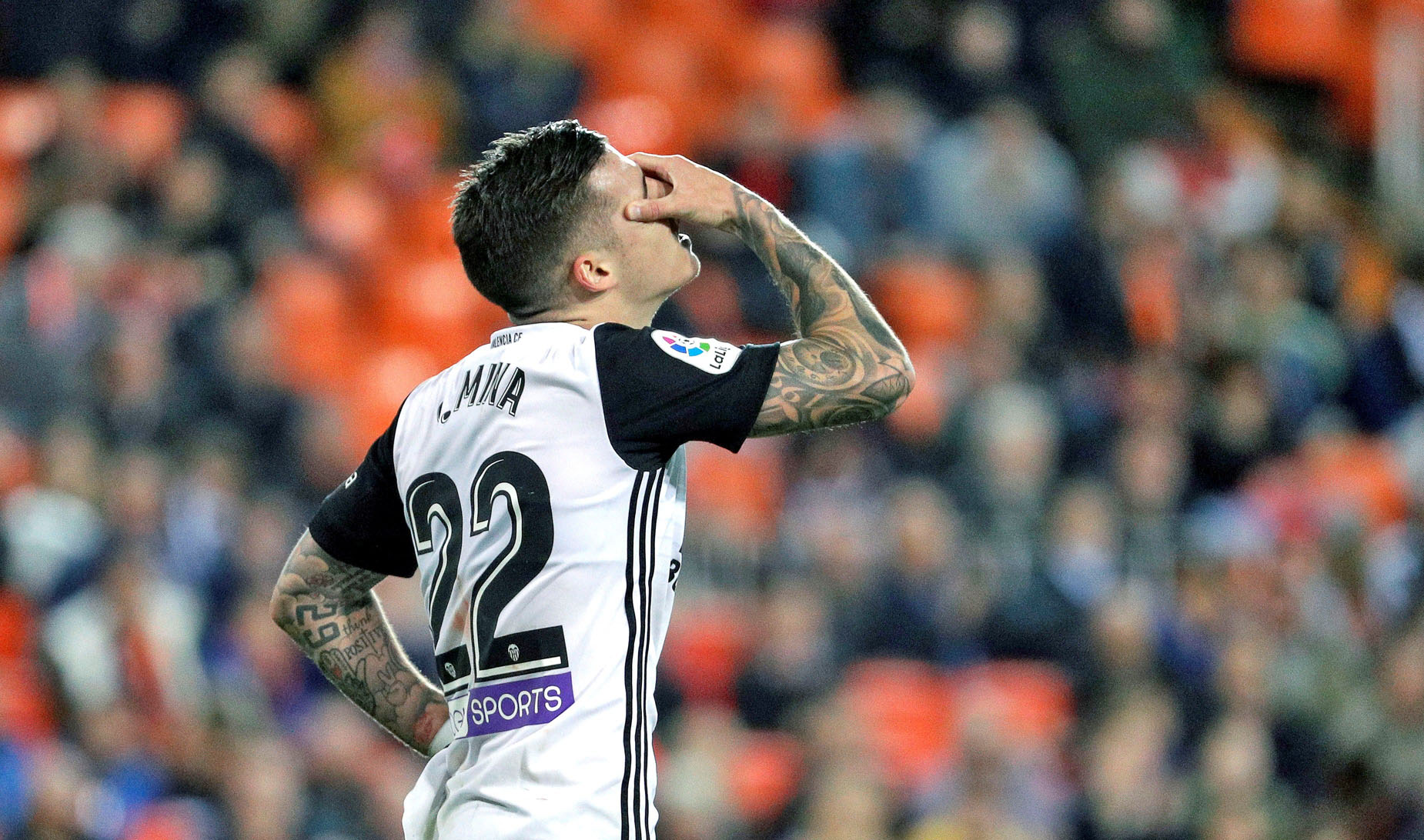 Santi Mina se lamenta en un partido anterior.