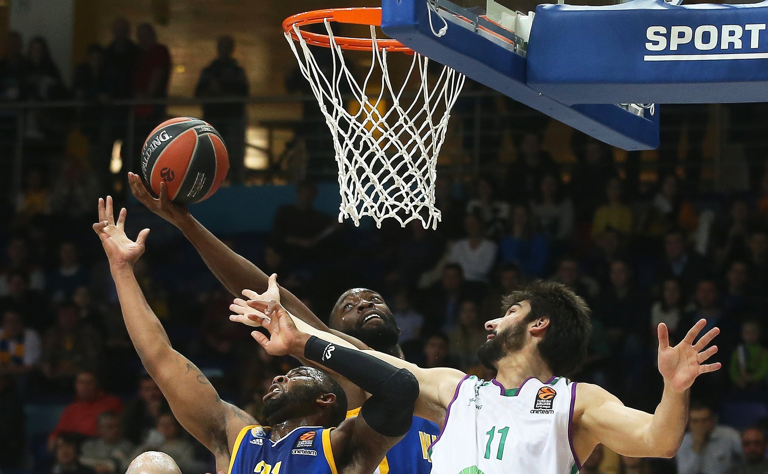 Daniel Díez, del Unicaja pelea un balón ante Anderson, del Khimki Moscú. / efe