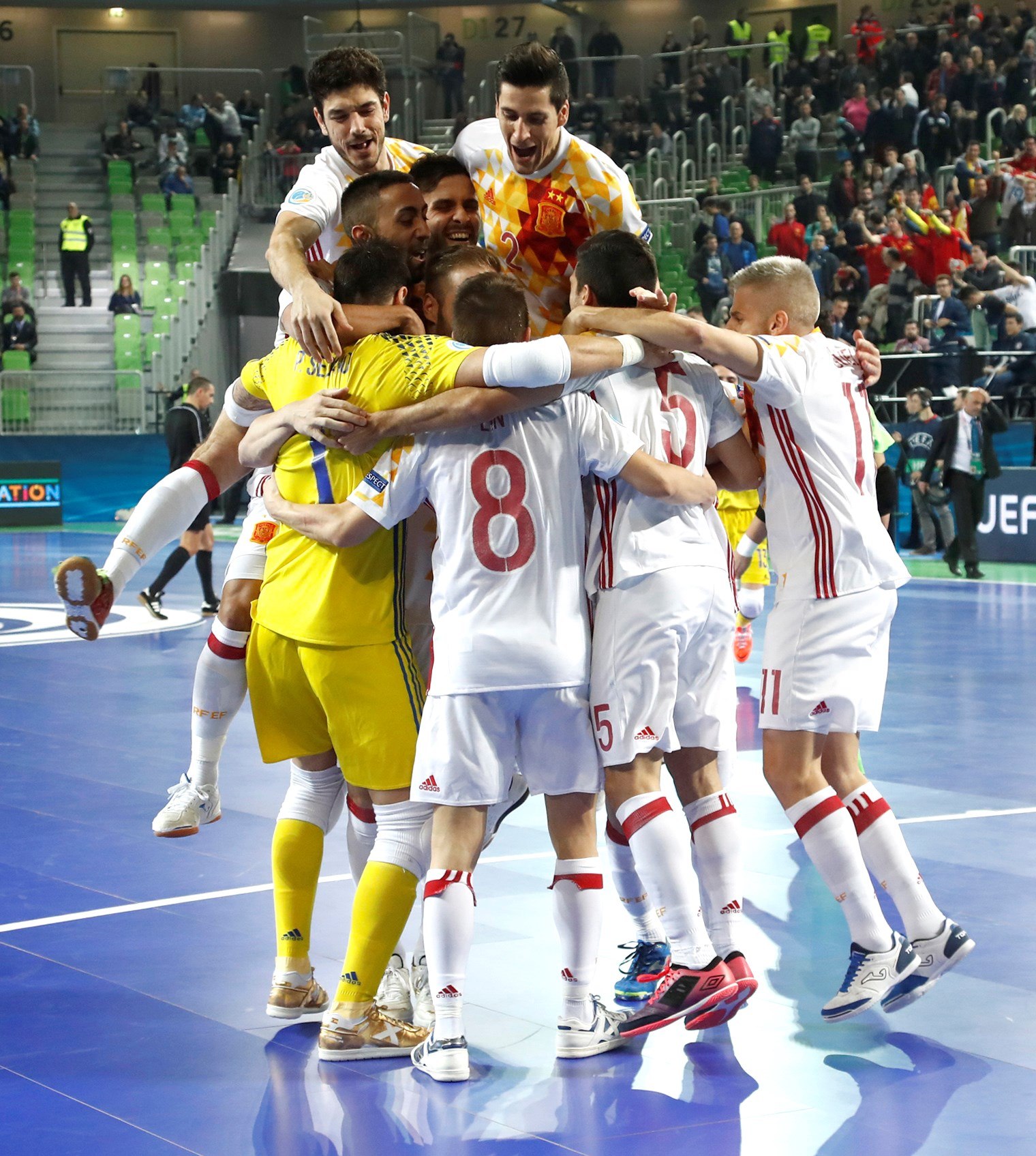Los jugadores españoles celebran el pase a la final tras ganar a Kazajistán.