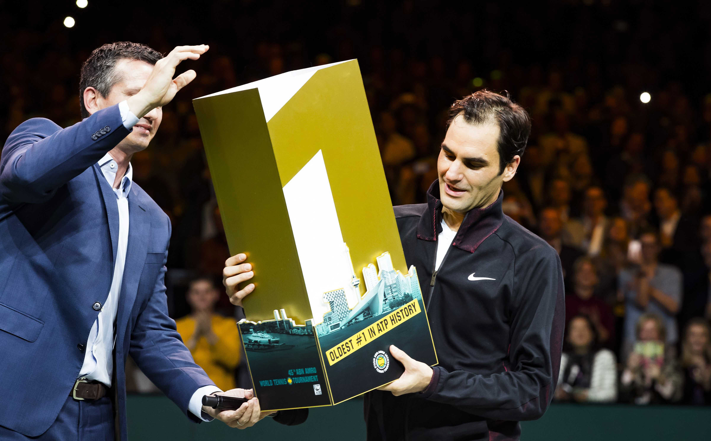 Roger Federer recibe un trofeo que le acredita como el tenista más veterano (36 años y 6 meses) en alcanzar el número uno de la ATP.