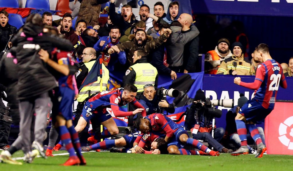 El Levante hunde al Real Madrid (2-2) 2 Los jugadores del Levante celebran el empate de Pazzini en el minuto 89.