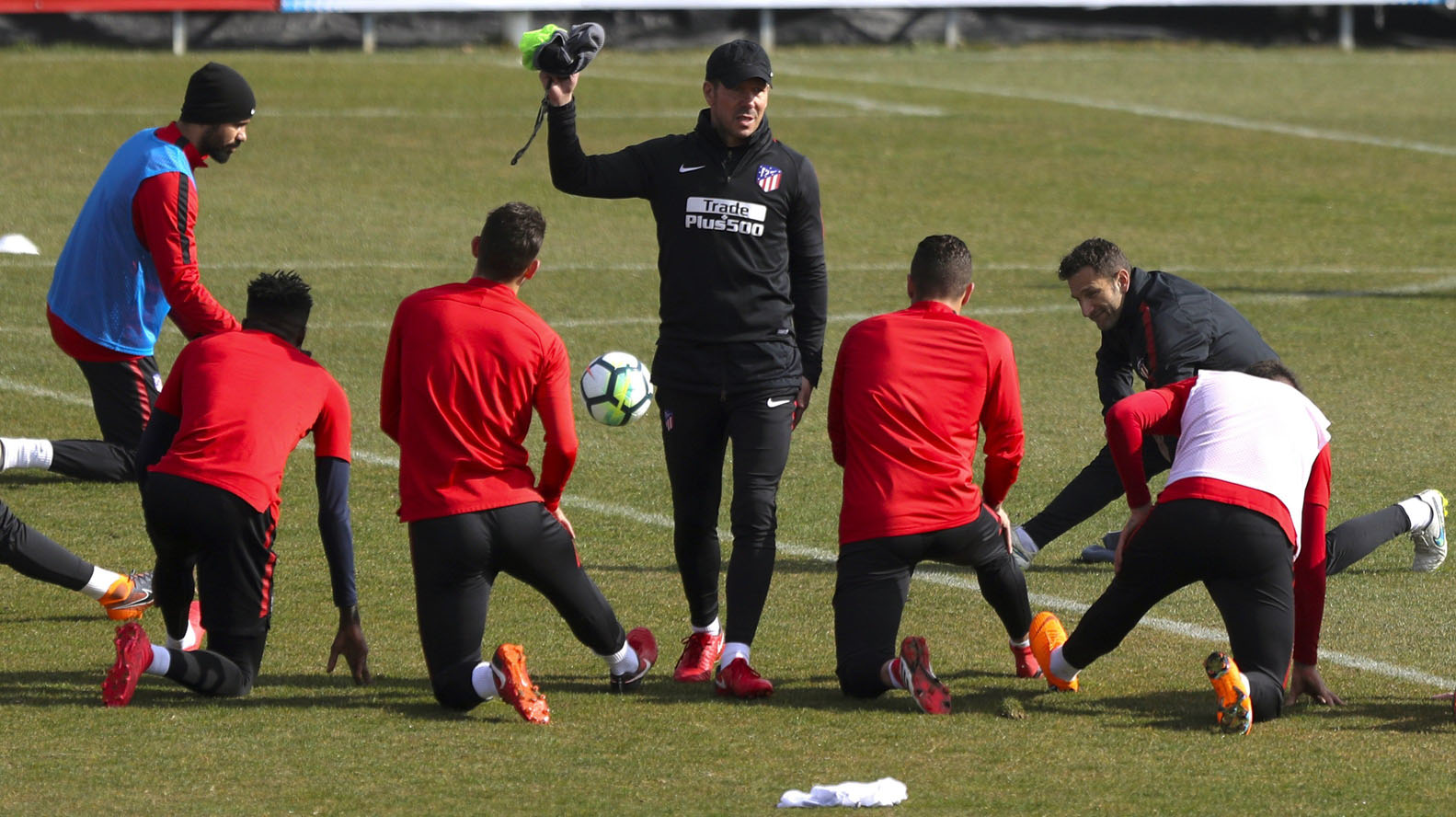 Simeone da instrucciones a sus jugadores en el último entrenamiento antes de recibir al Athletic.