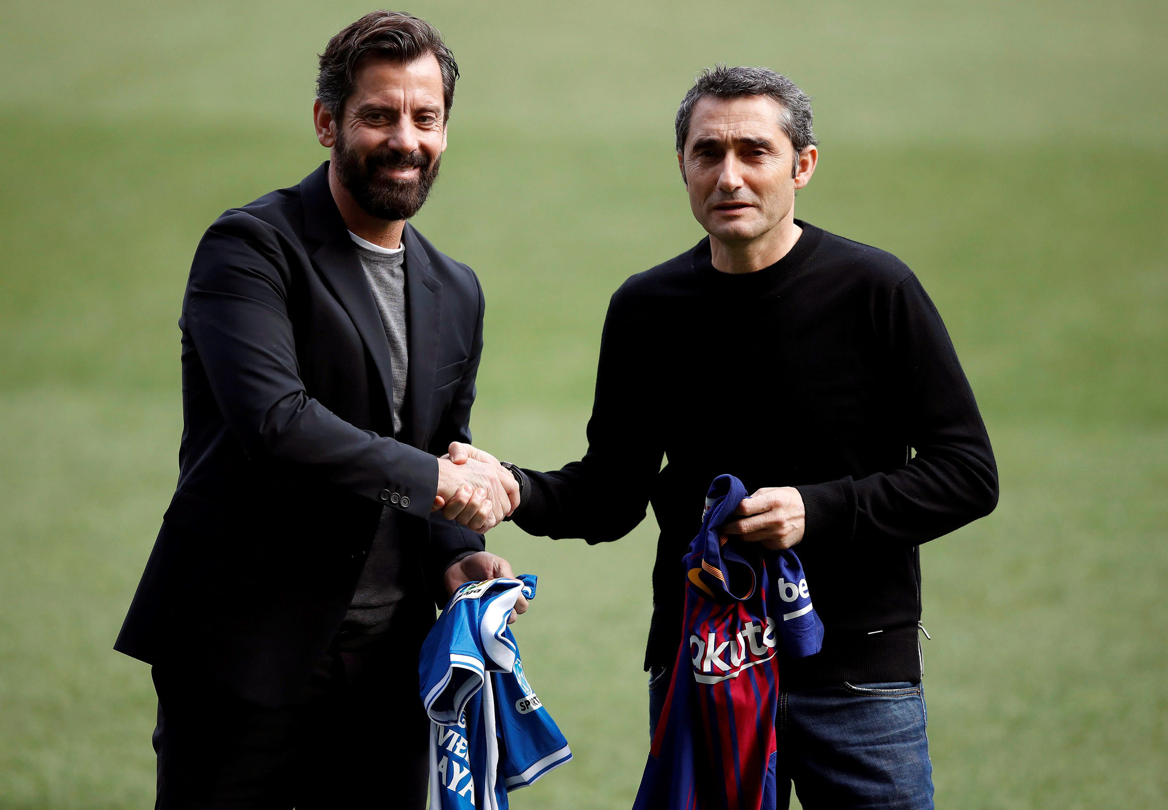 Los entrenadores de Espanyol y Barcelona, Quique Sánchez Flores y Ernesto Valverde, hicieron el tradicional intercambio de camisetas previo al derbi catalán.