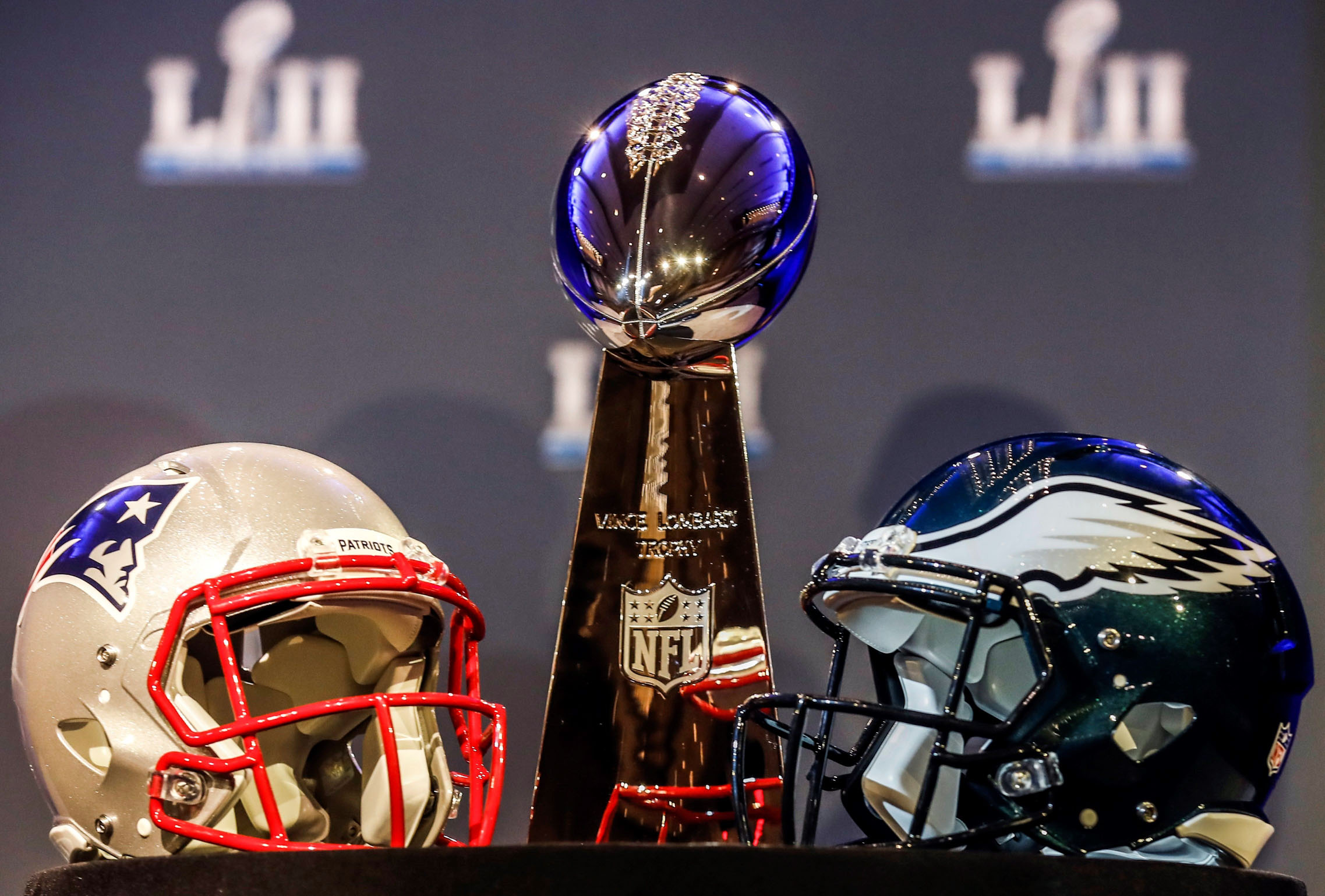 Los cascos de Eagles (dcha) y Patriots, con el trofeo de la Super Bowl.