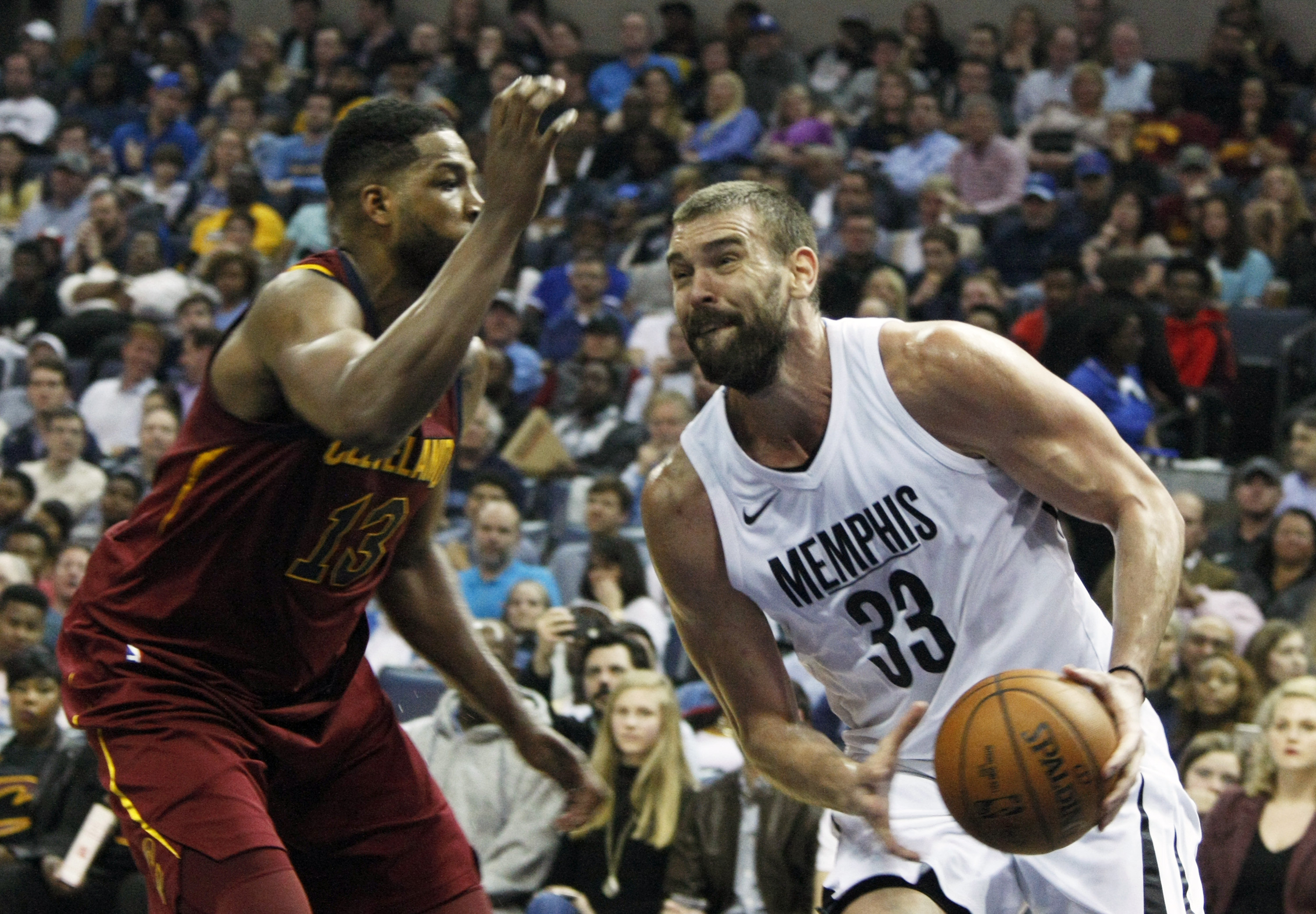El jugador de los Memphis Grizzlies intenta esquivar a Tristan Thompson de los Cleveland Cavaliers.