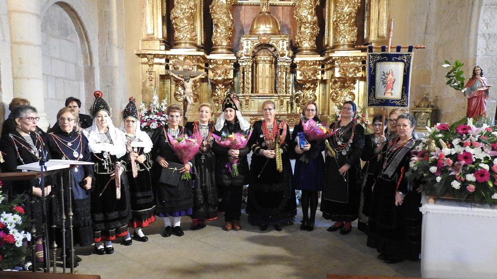 Las principales protagonistas de la fiesta, en la iglesia. / G. Herrero