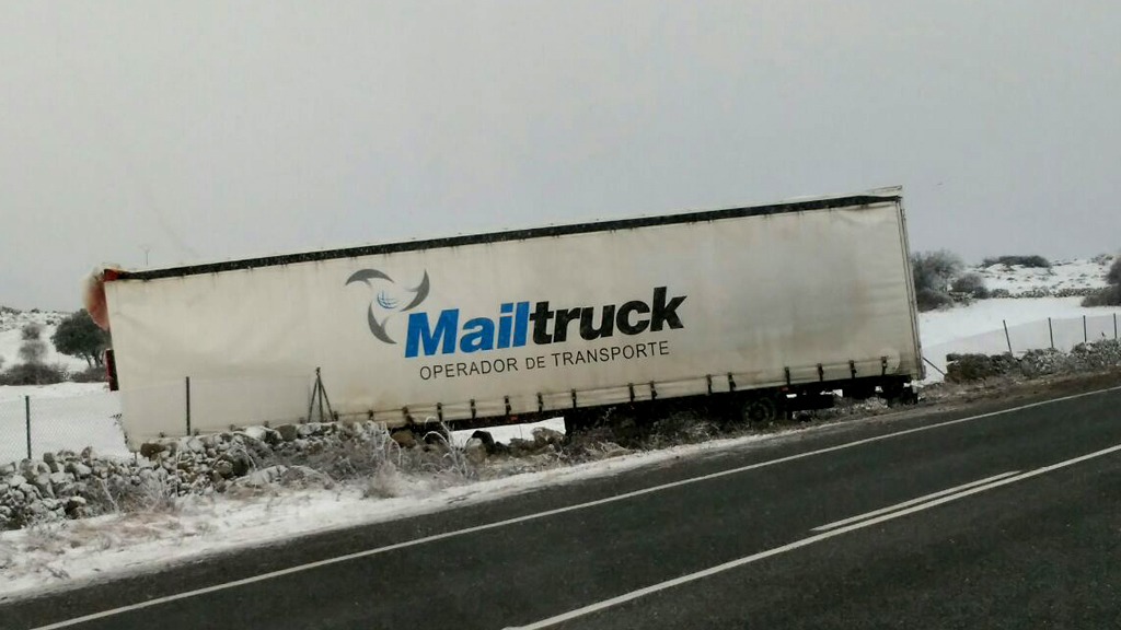 Un camión de salió de la calzada, en la autopista AP-6, debido al hielo. / e.a.