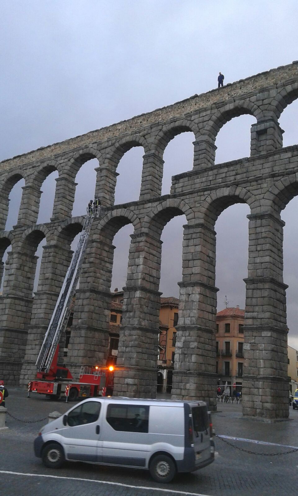 Un hombre se encarama al Acueducto