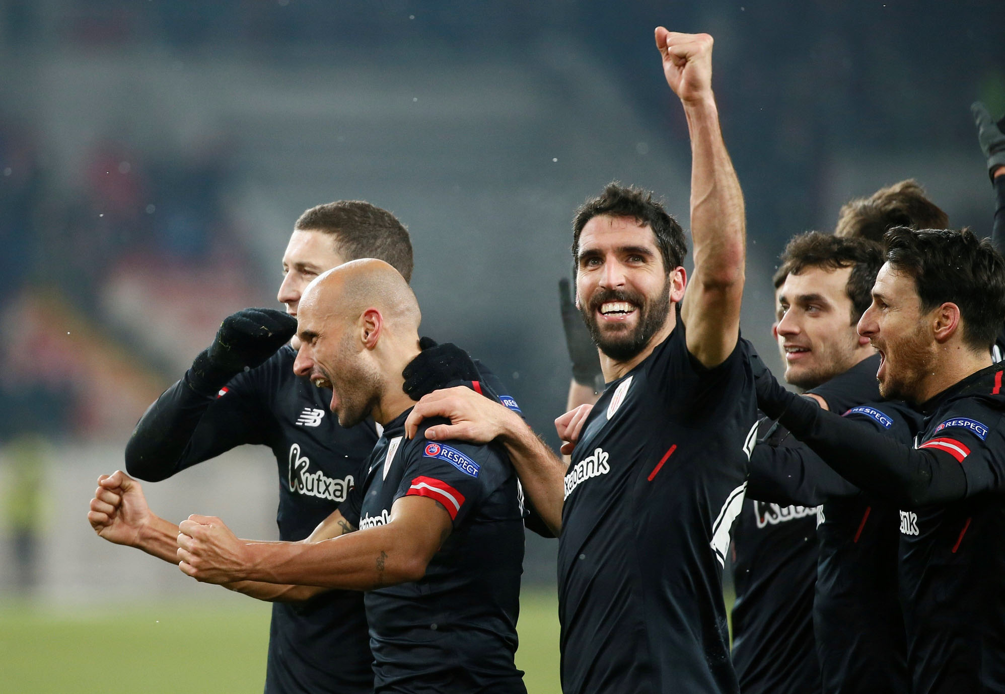 Mikel Rico (izq) celebra con sus compañeros uno de los goles del Athletic en Moscú.