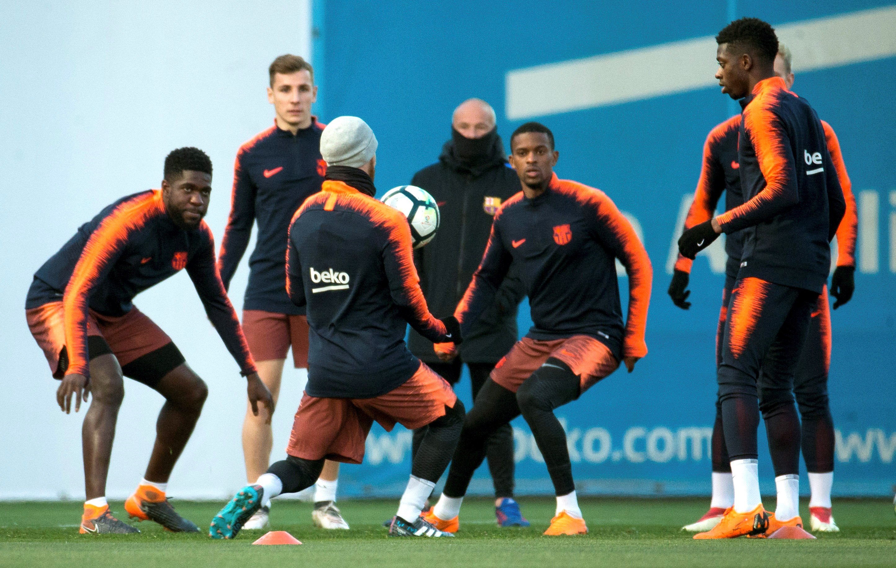 De izda a dcha, Umtiti, Digne, Messi, Semedo y Dembele.