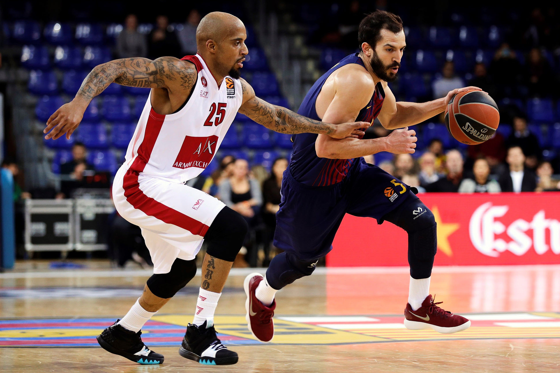 Pau Ribas intenta superar la defensa de Jordan Theodore.
