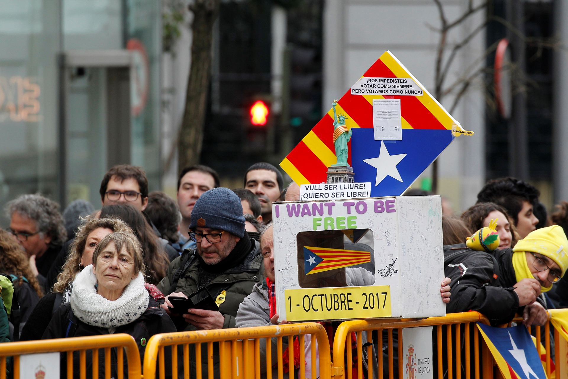 Afines al soberanismo acuden a las puertas de la Audiencia Nacional a apoyar a los líderes encausados.