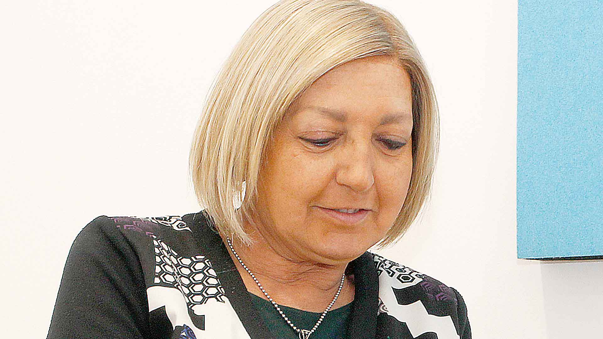 La presidenta del PP segoviano, Paloma Sanz Jerónimo, tomando apuntes en la sede de la formación. / Nerea Llorente