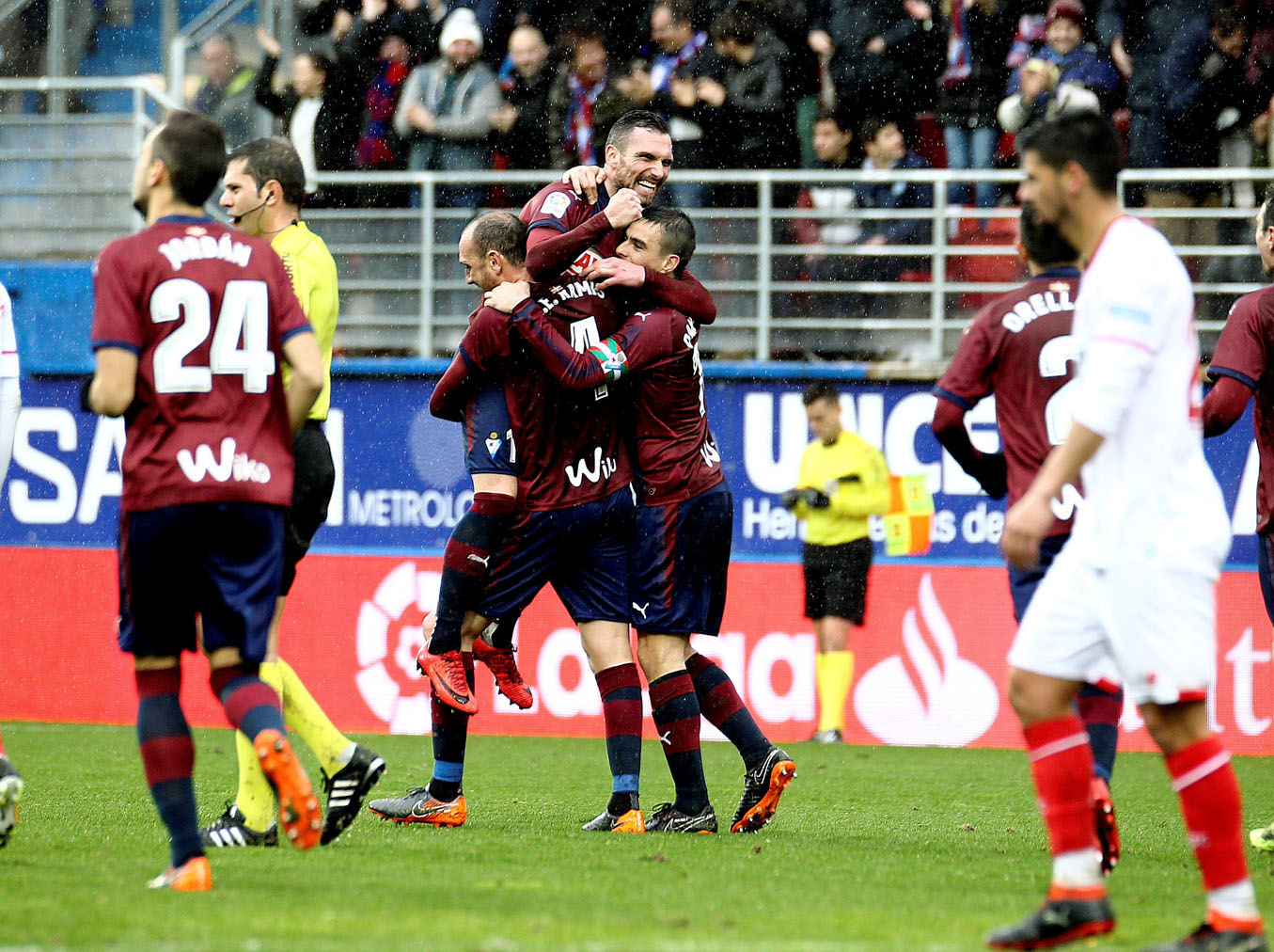 Los jugadores del Eibar celebran el quinto gol ante el Sevilla.