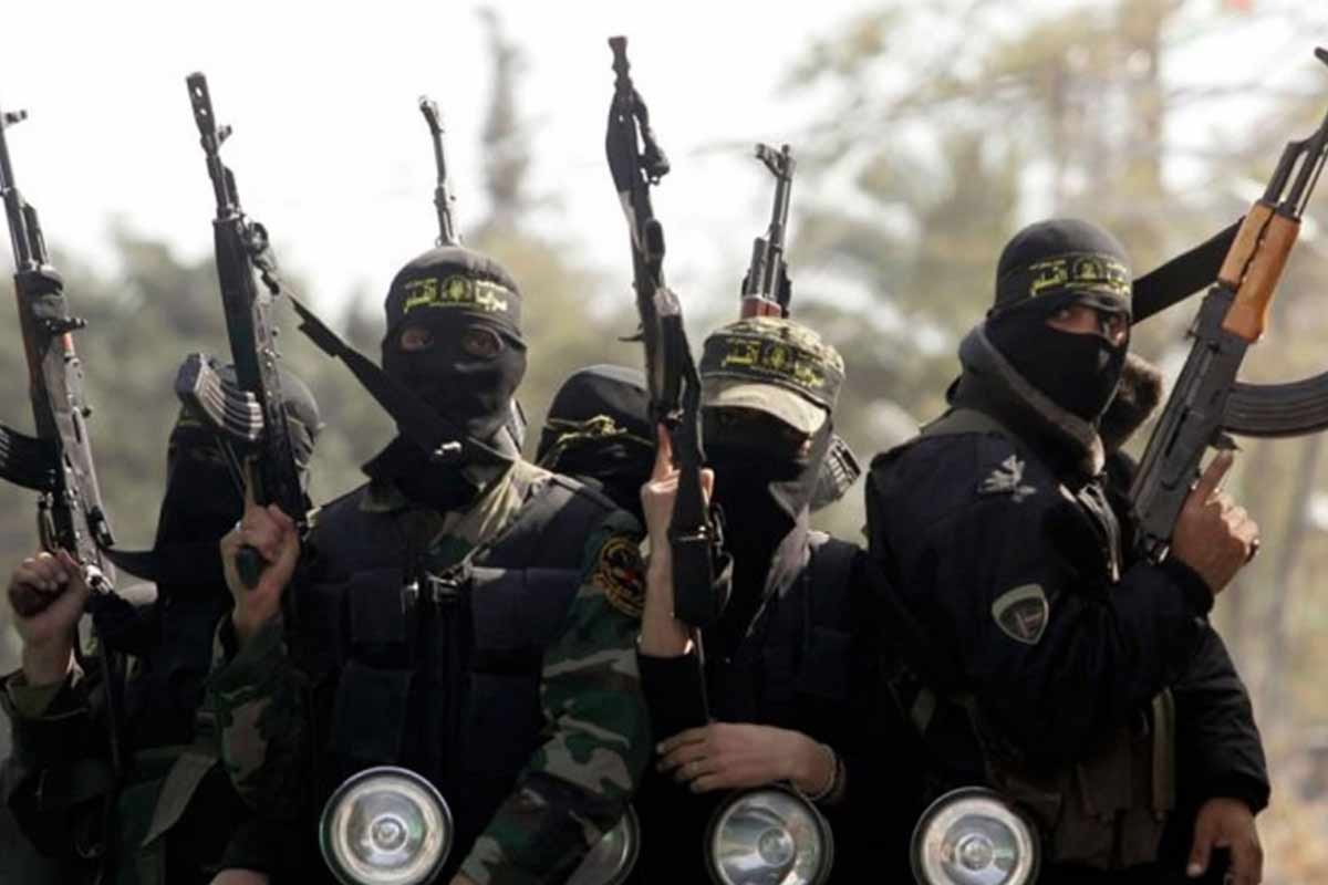 Terroristas de Estado Islámico tras una masacre en la que asesinaron a decenas de jóvenes, en una imagen de archivo.