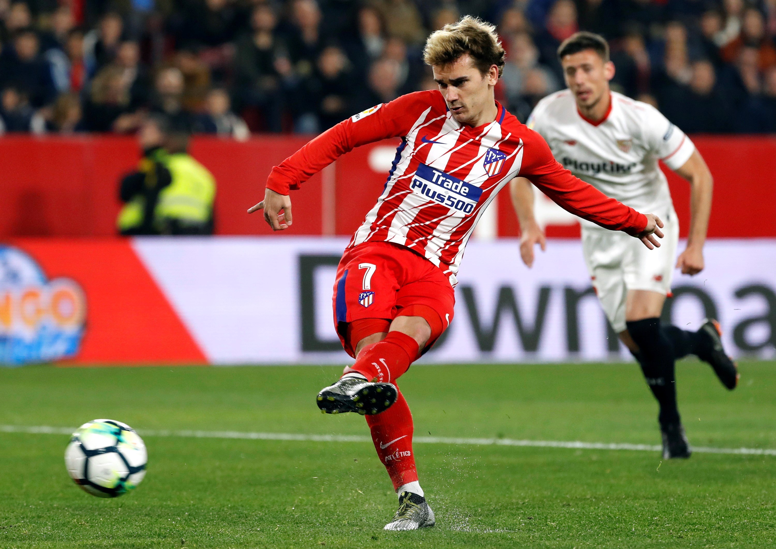 El delantero francés del Atlético de Madrid Antoine Griezmann (i) marca de penalty el tercer gol de su equipo al Sevilla.