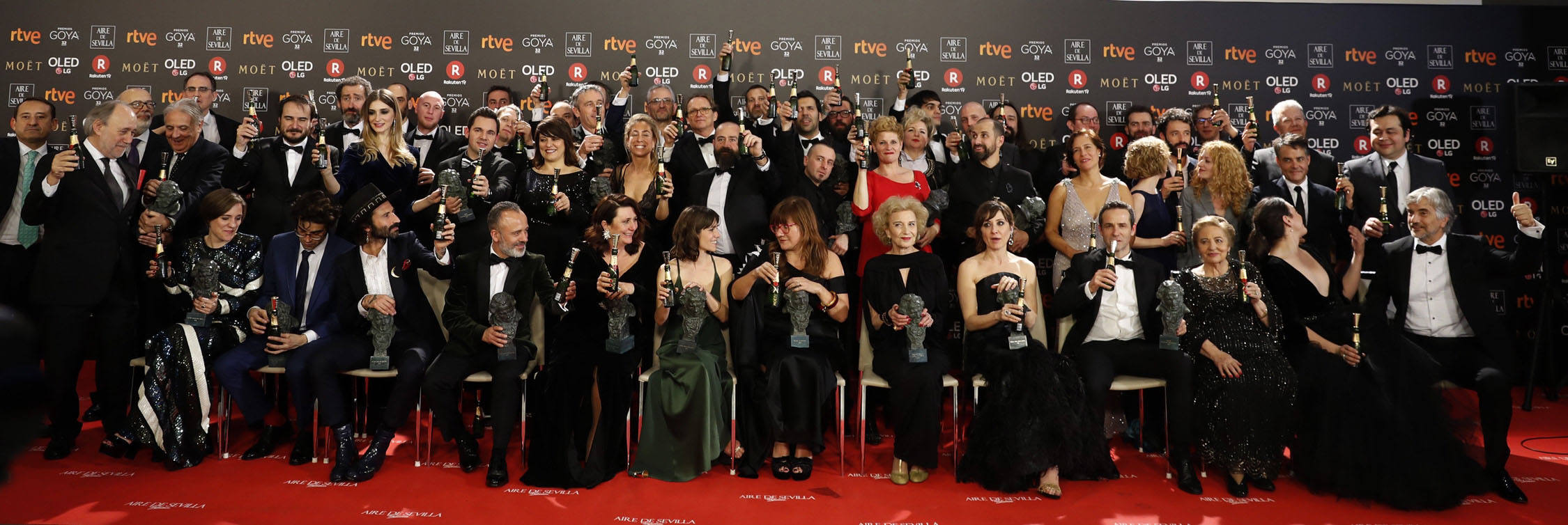 Los premiados posan después de la gala del cine español con sus estatuillas y brindan tras una fiesta repleta de reivindicaciones por el papel de la mujer en el cine.
