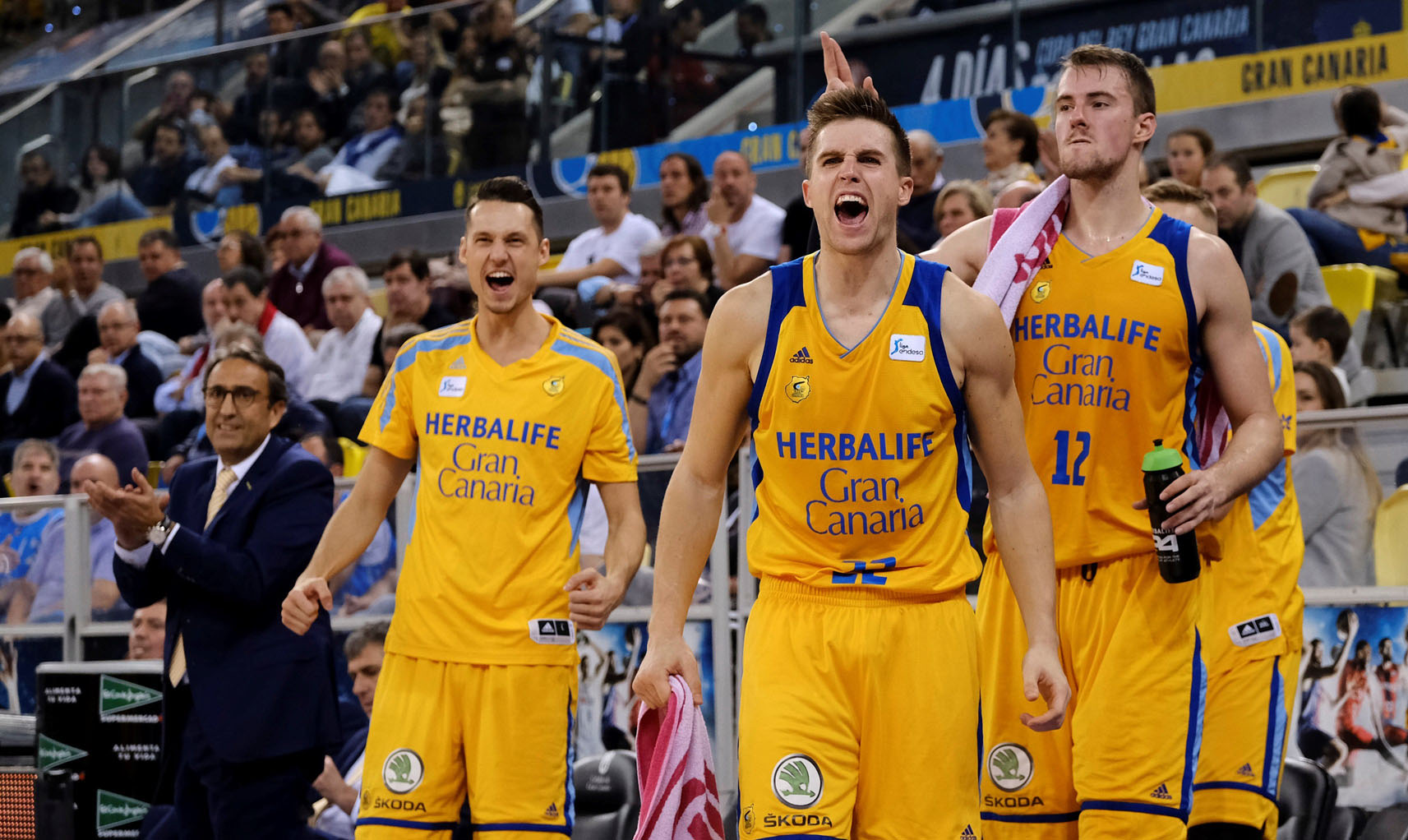 Los jugadores del Herbalife Gran Canaria celebran la victoria. / EFE
