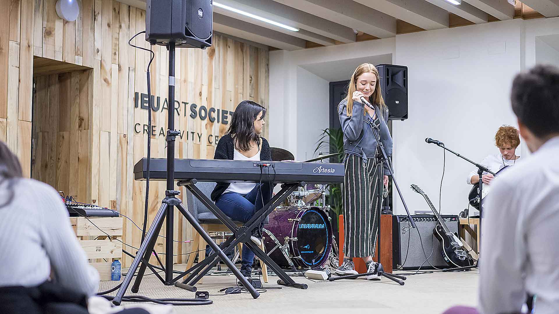 Giulia Camargo y miembros del IEU Music Club actuaron recientemente en el Día de la Creatividad en la Casa de la Moneda. / Roberto Arribas