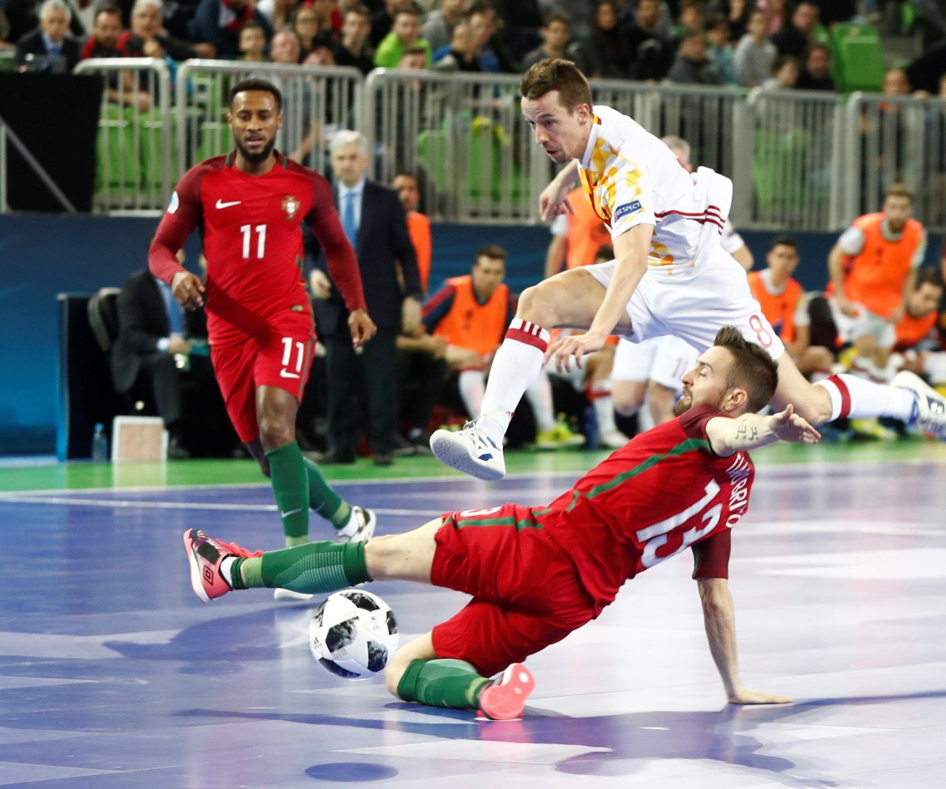 Lin golpea el balón ante la defensa de Tiago Brito.