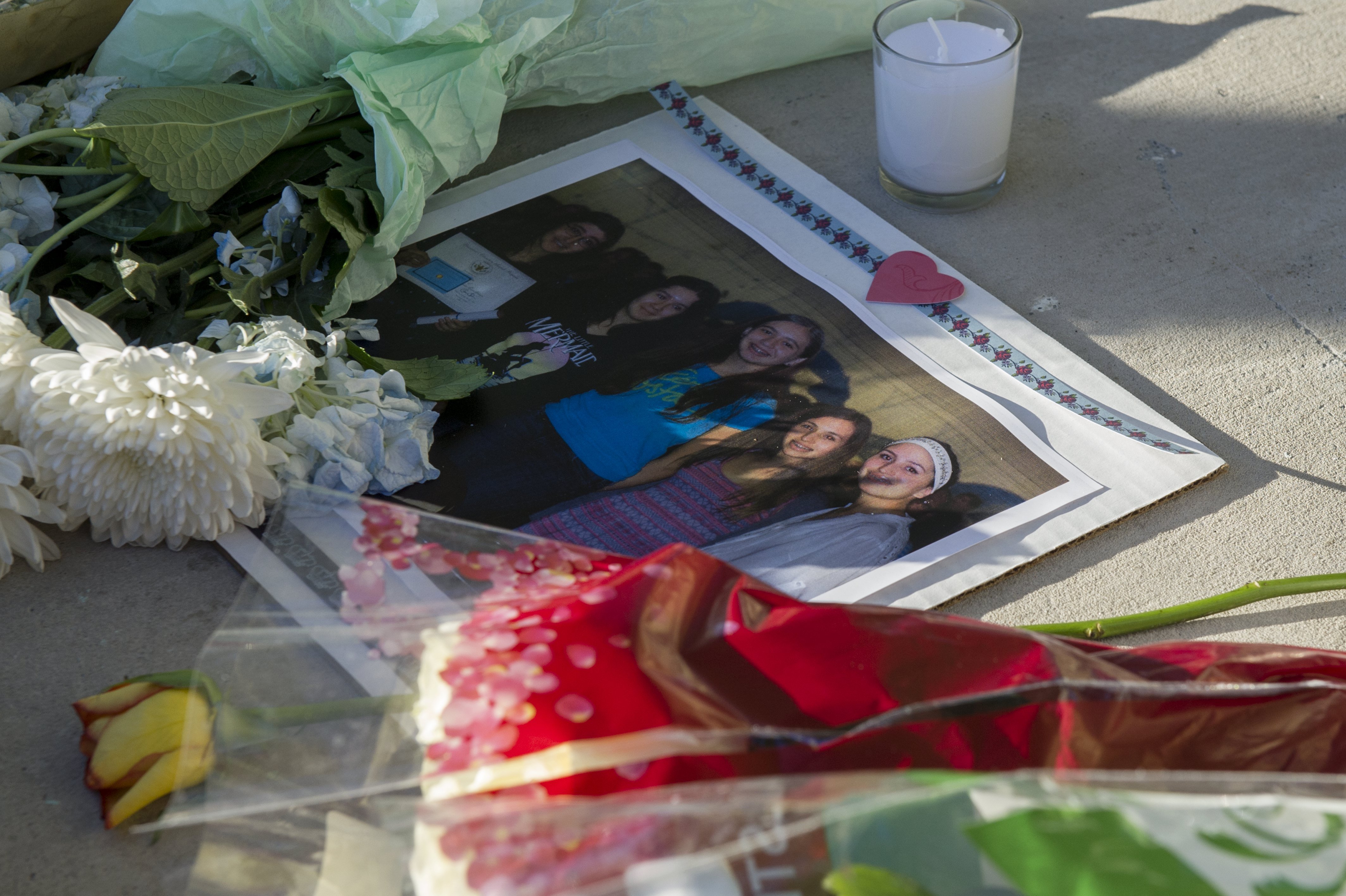 Fotos, flores y velas para los estudiantes, familiares y miembros del Marjory Stoneman Douglas High School .