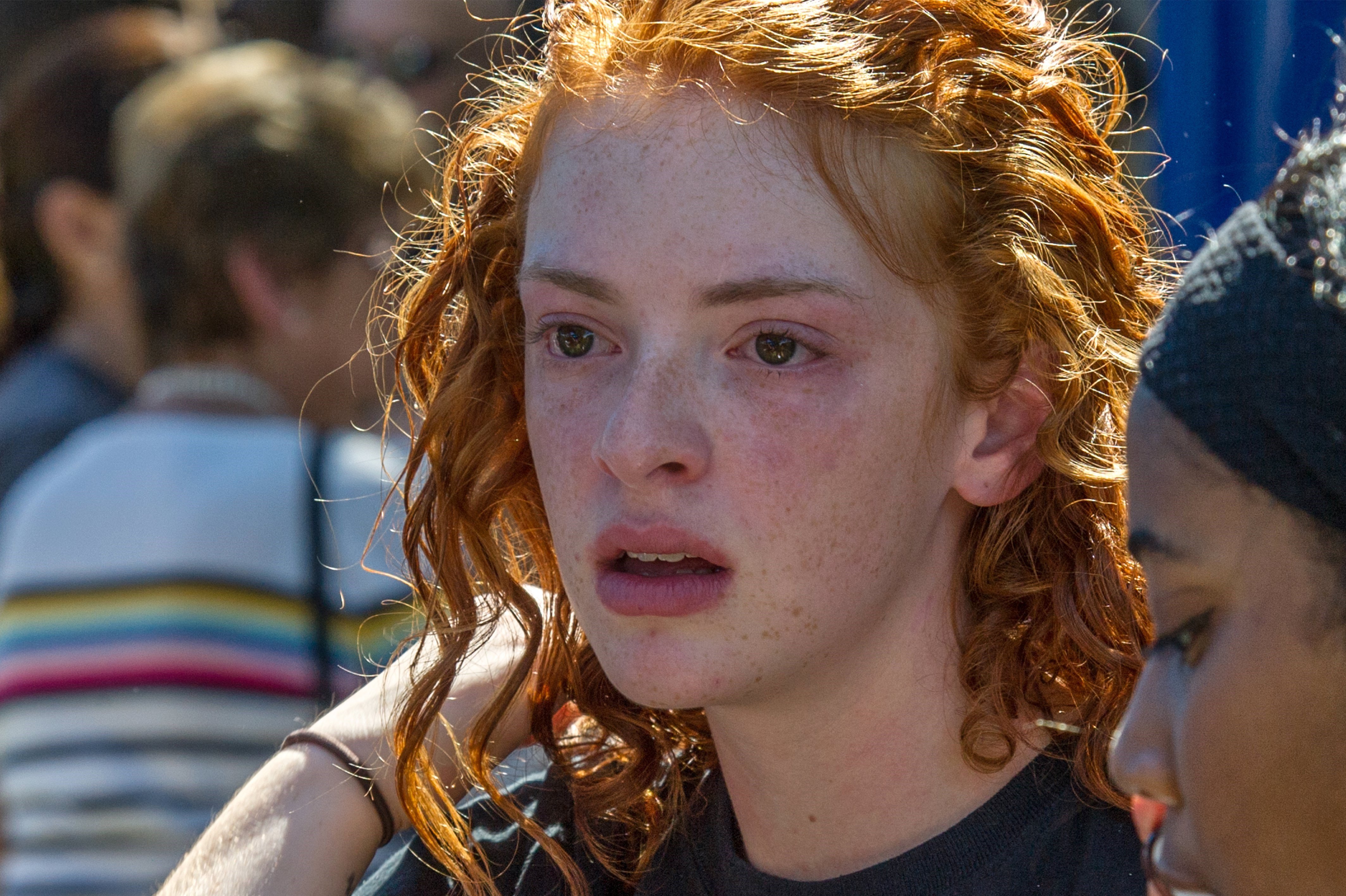 Cientos de miembros de la comunidad se reúnen para una ceremonia conmemorativa en Parkland, Florida.
