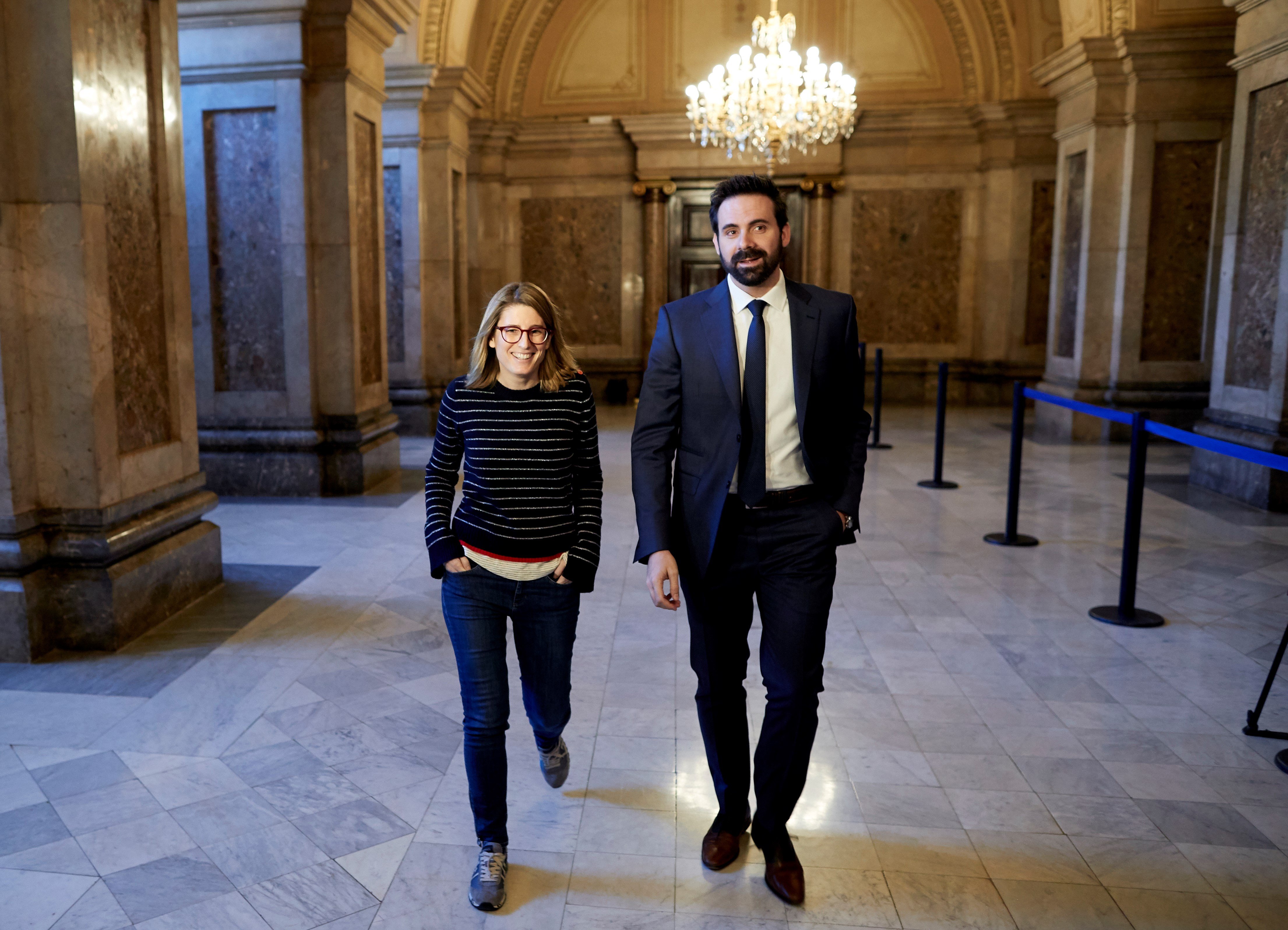 La portavoz de Junts per Catalunya, Elsa Artadi, acompañada de uno de sus colaboradores, Jordi Cabrafiga, tras la Mesa.