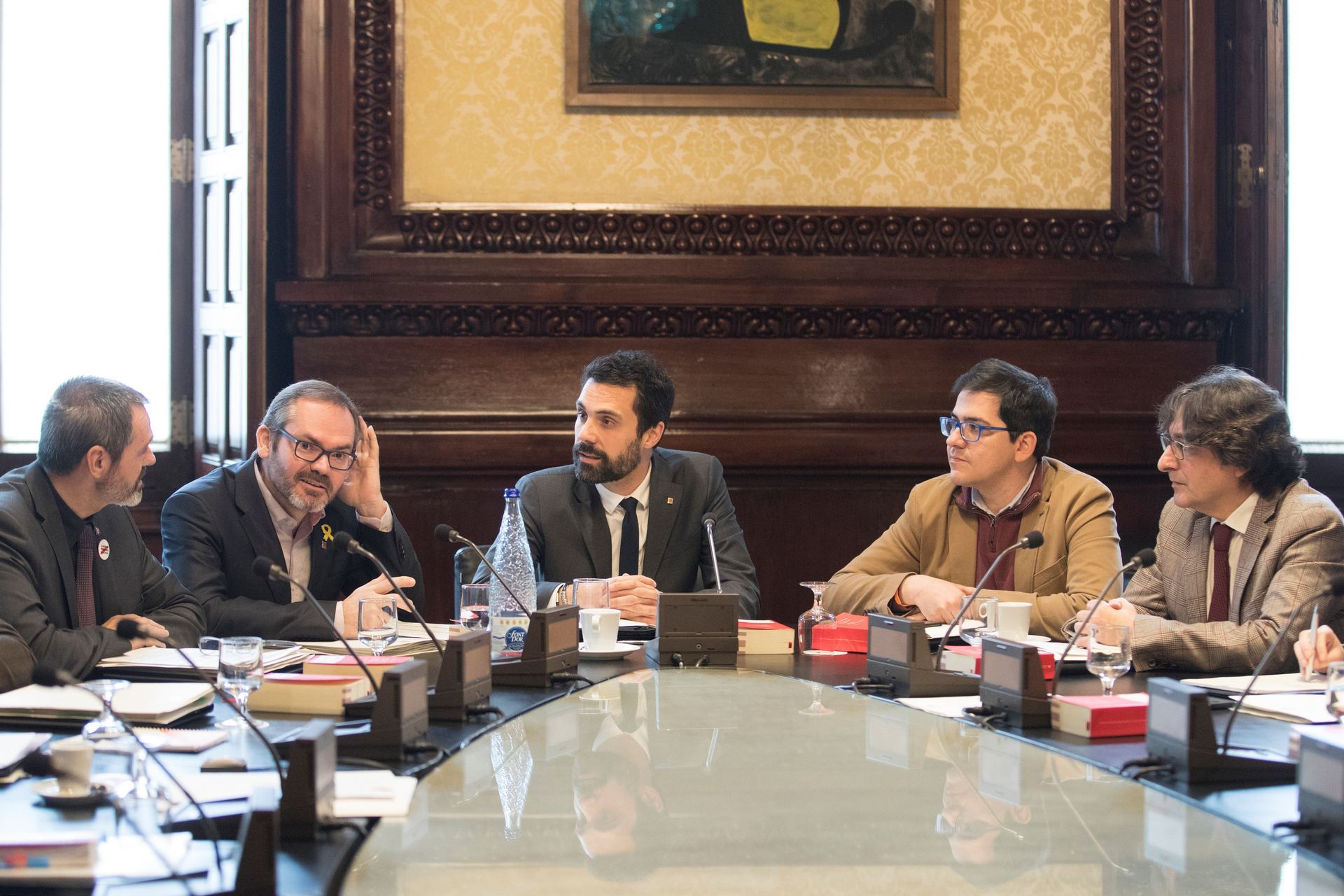 El presidente del Parlament, Roger Torrent (c), durante la reunión de la Mesa de la Cámara catalana.
