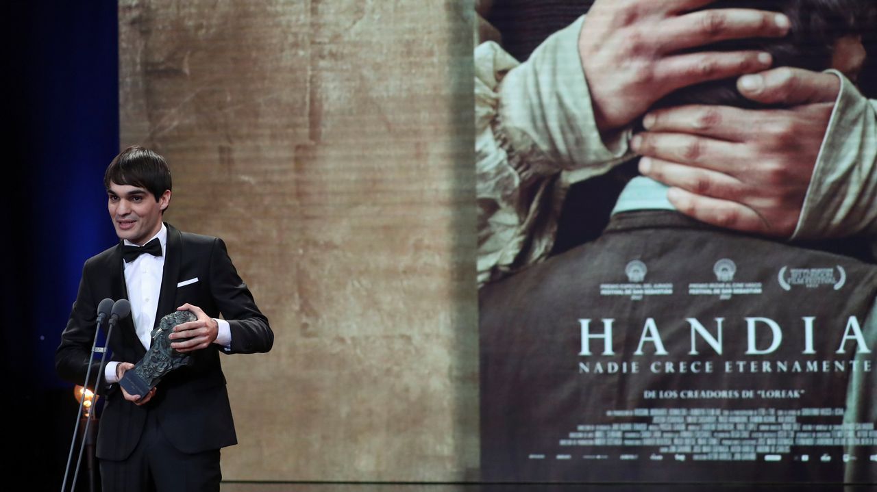 Eneko Sagarday sube a recoger su premio a Mejor Actor Revelación por ‘Handia’, película cooproducida por ETB.