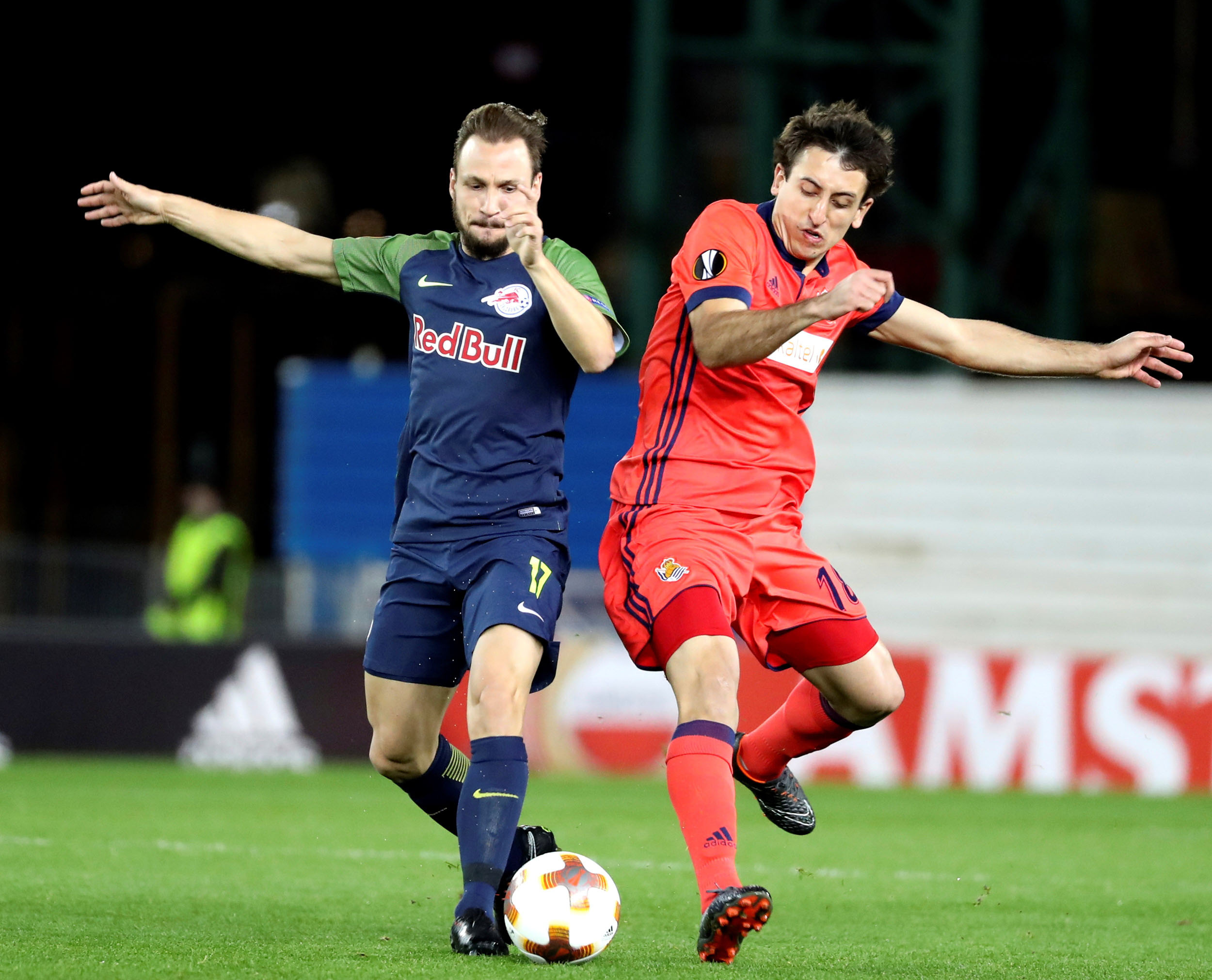 Mikel Oyarzabal y Andreas Ulmer luchan por el balón en el partido de ida.