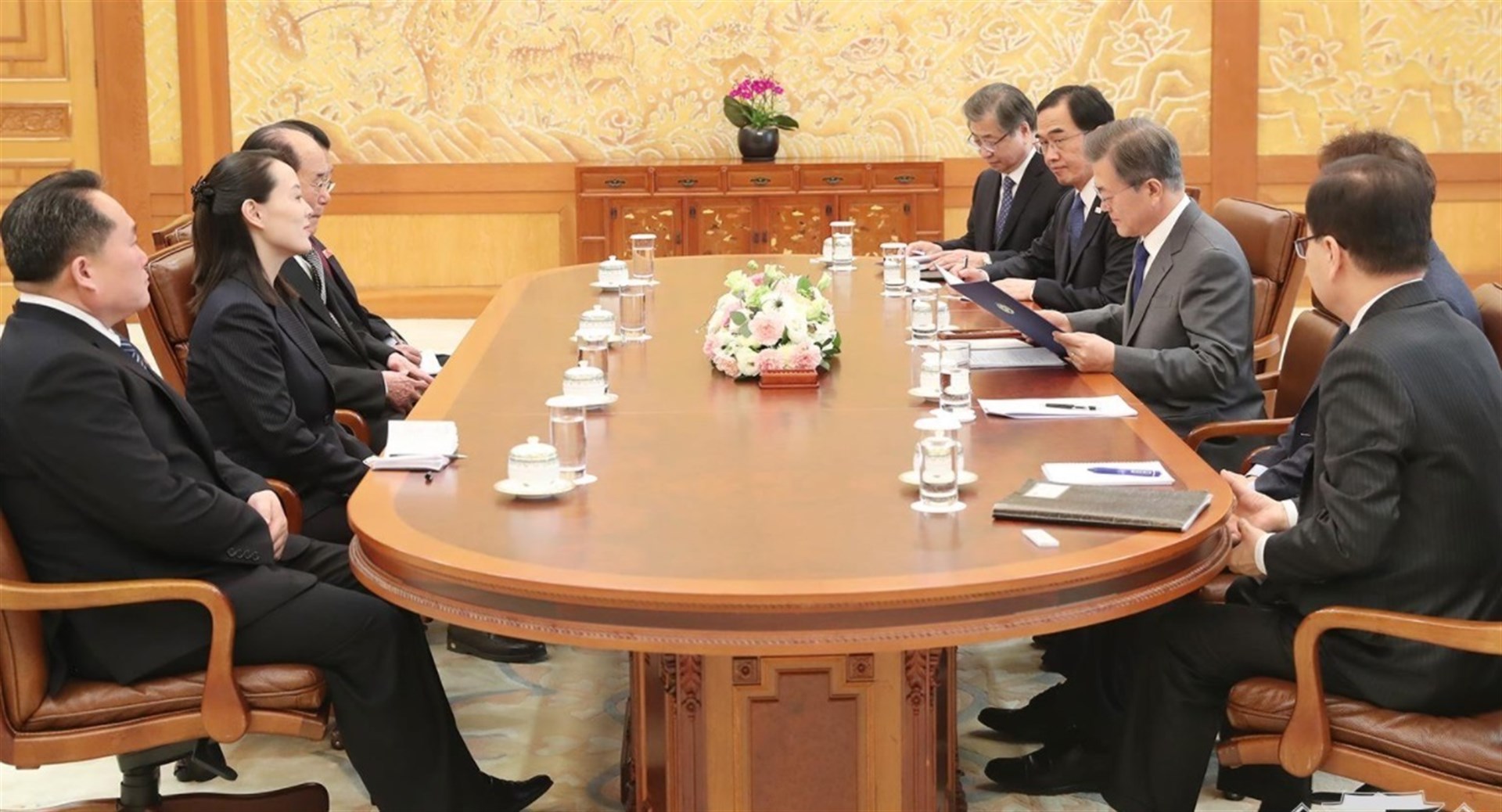 La hermana de Kim Jong Un se reunió con el prisidente surcoreano para transmitirse la invitación.