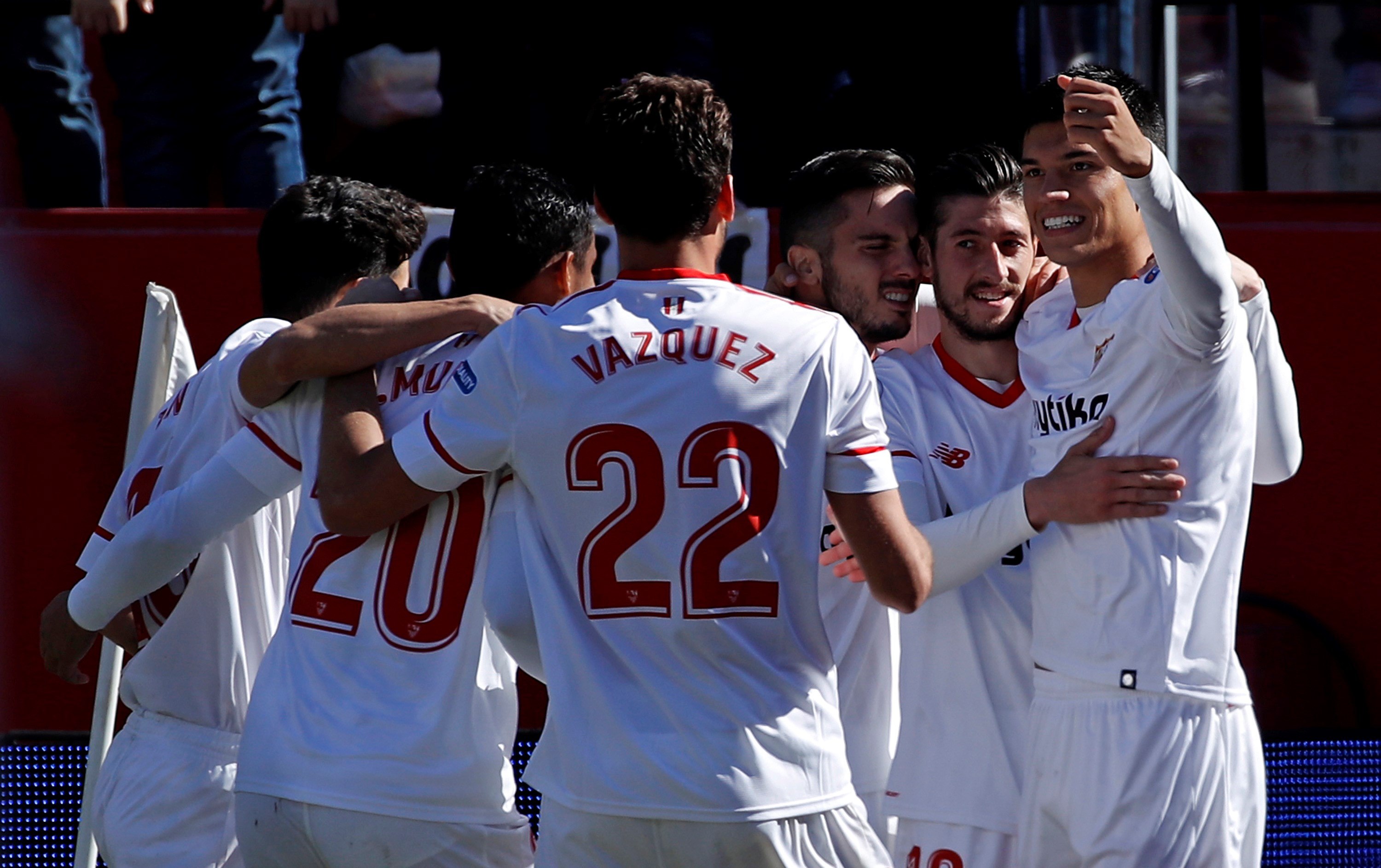 Los jugadores del Sevilla felicitan a Sarabia (17) tras marcar el gol del triunfo.